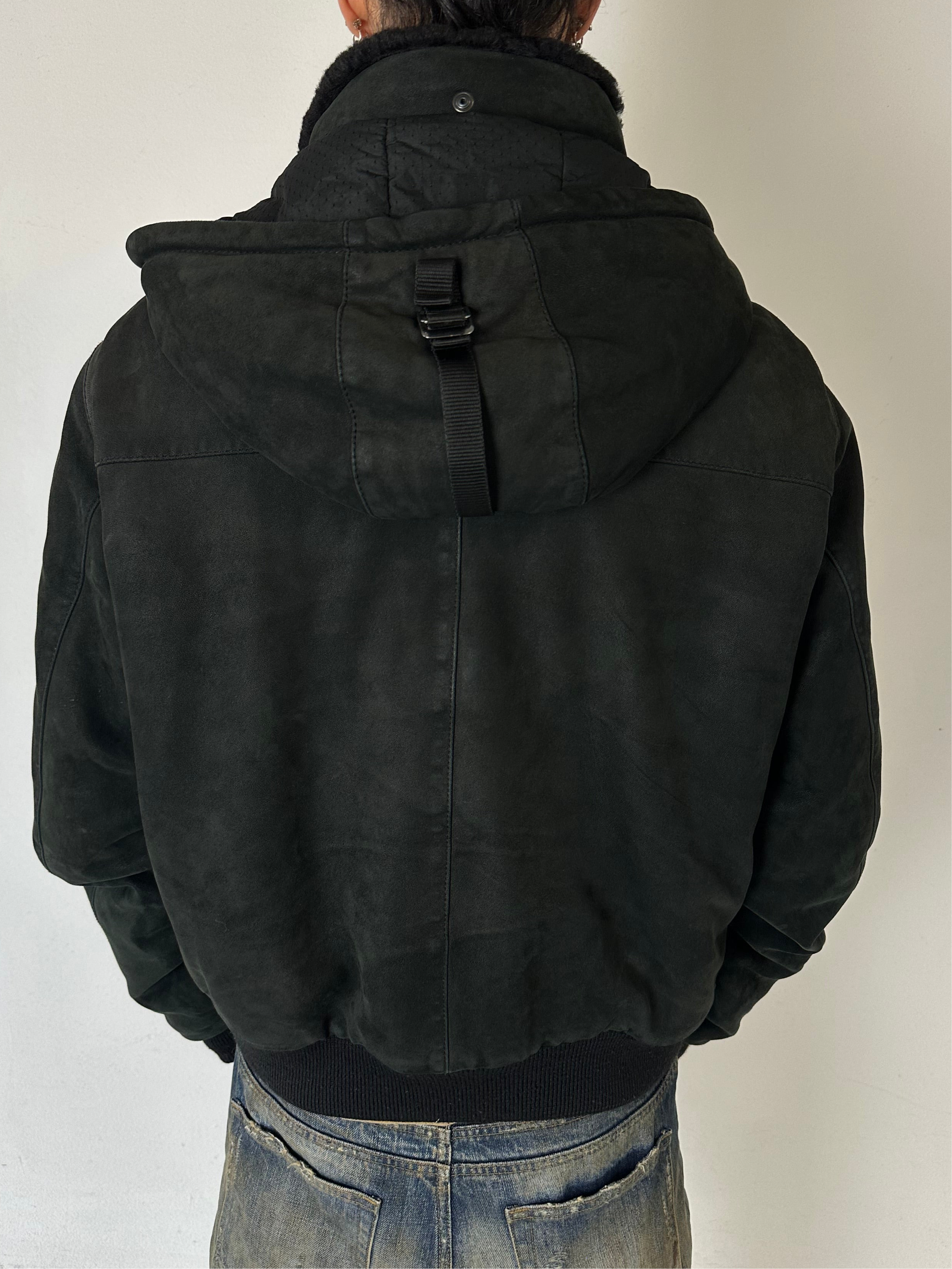 Eine schwarze Sherlingjacke mit Kaputze 