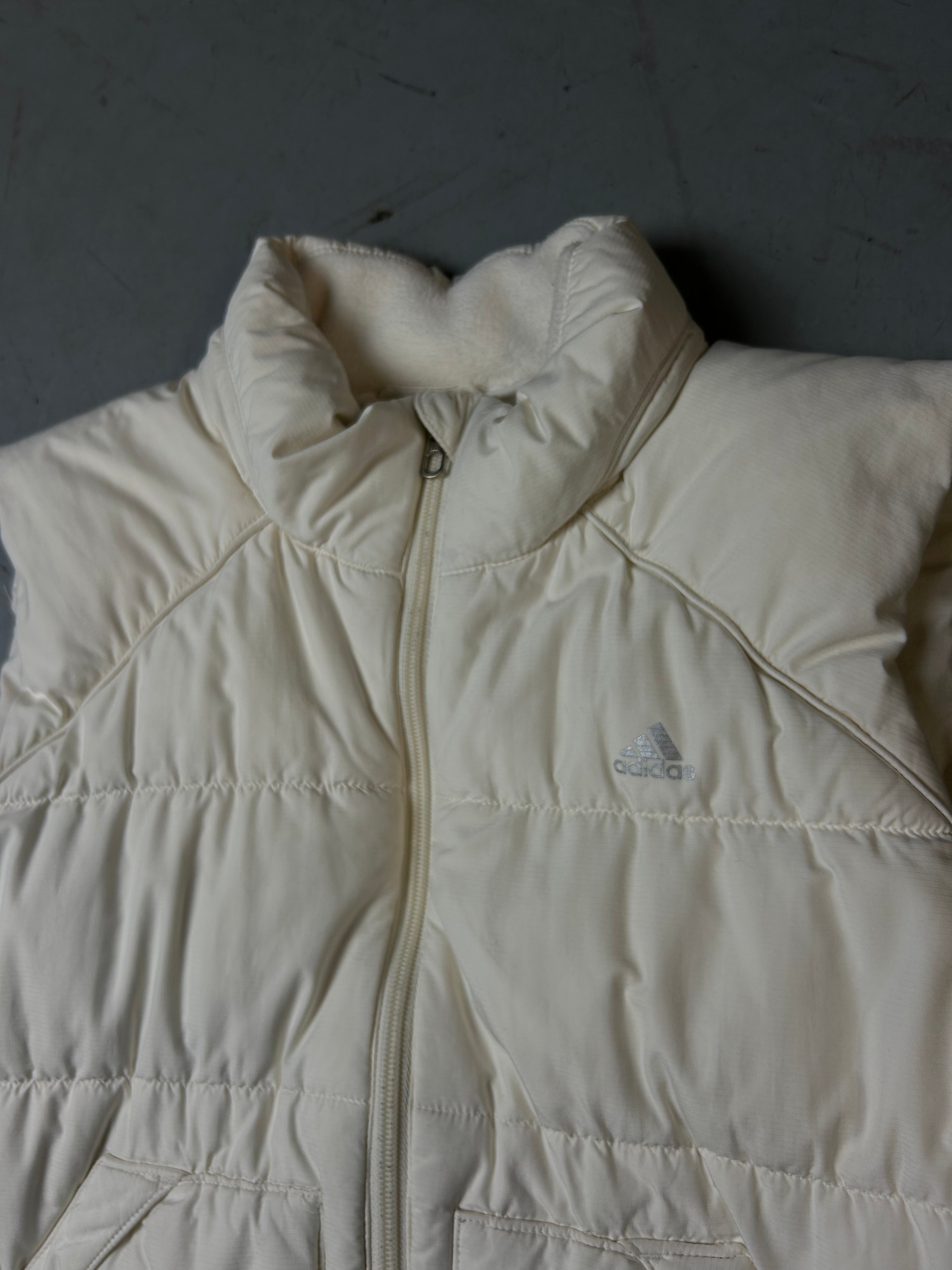 Detailliertes Produktbild von Vintage Adidas White Puffer Vest M von vorne