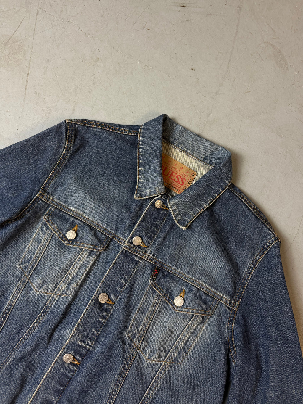Detailliertes Produktbild von Vintage Guess Denim Jacket M/L von vorne