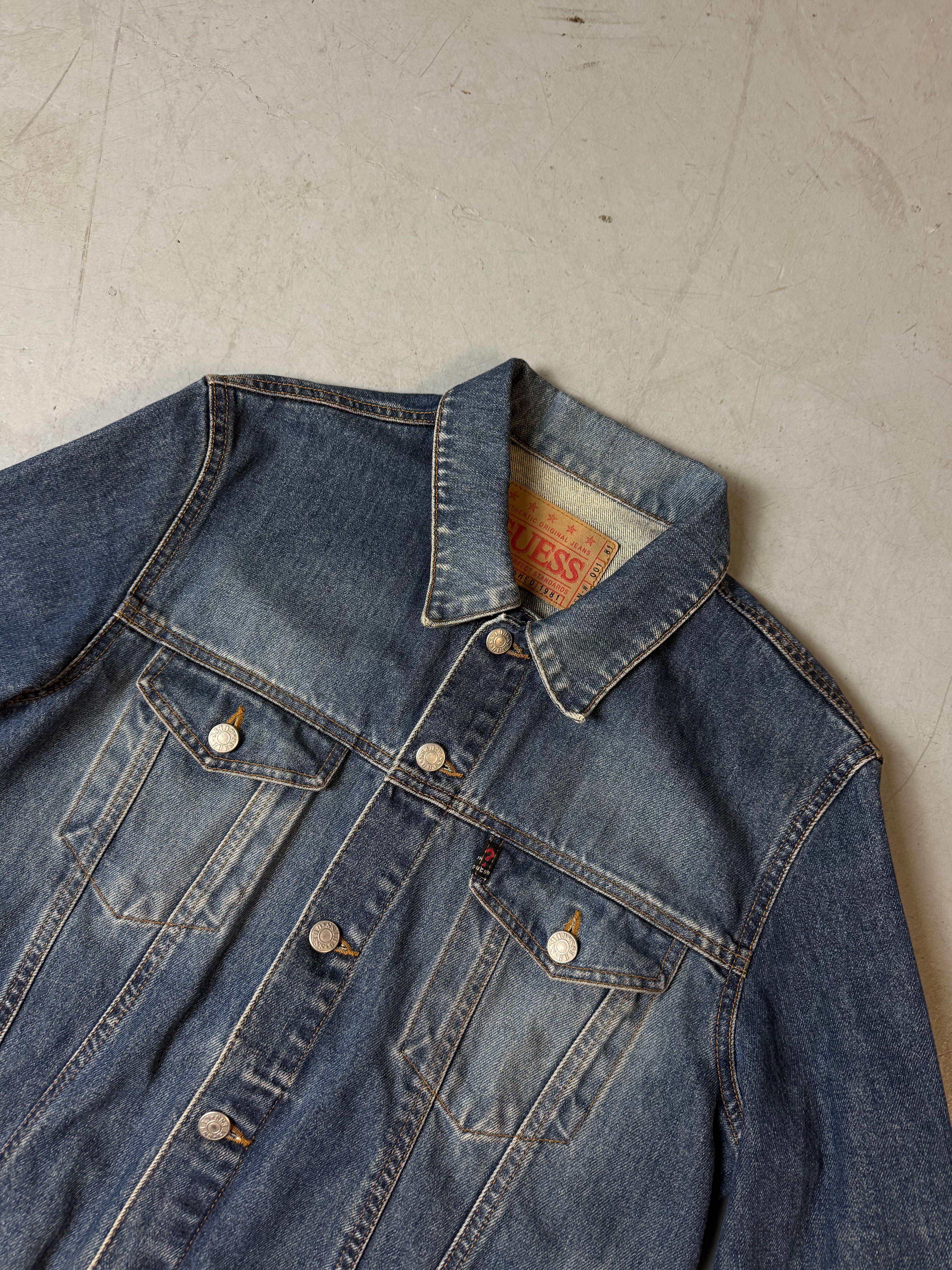 Detailliertes Produktbild von Vintage Guess Denim Jacket M/L von vorne