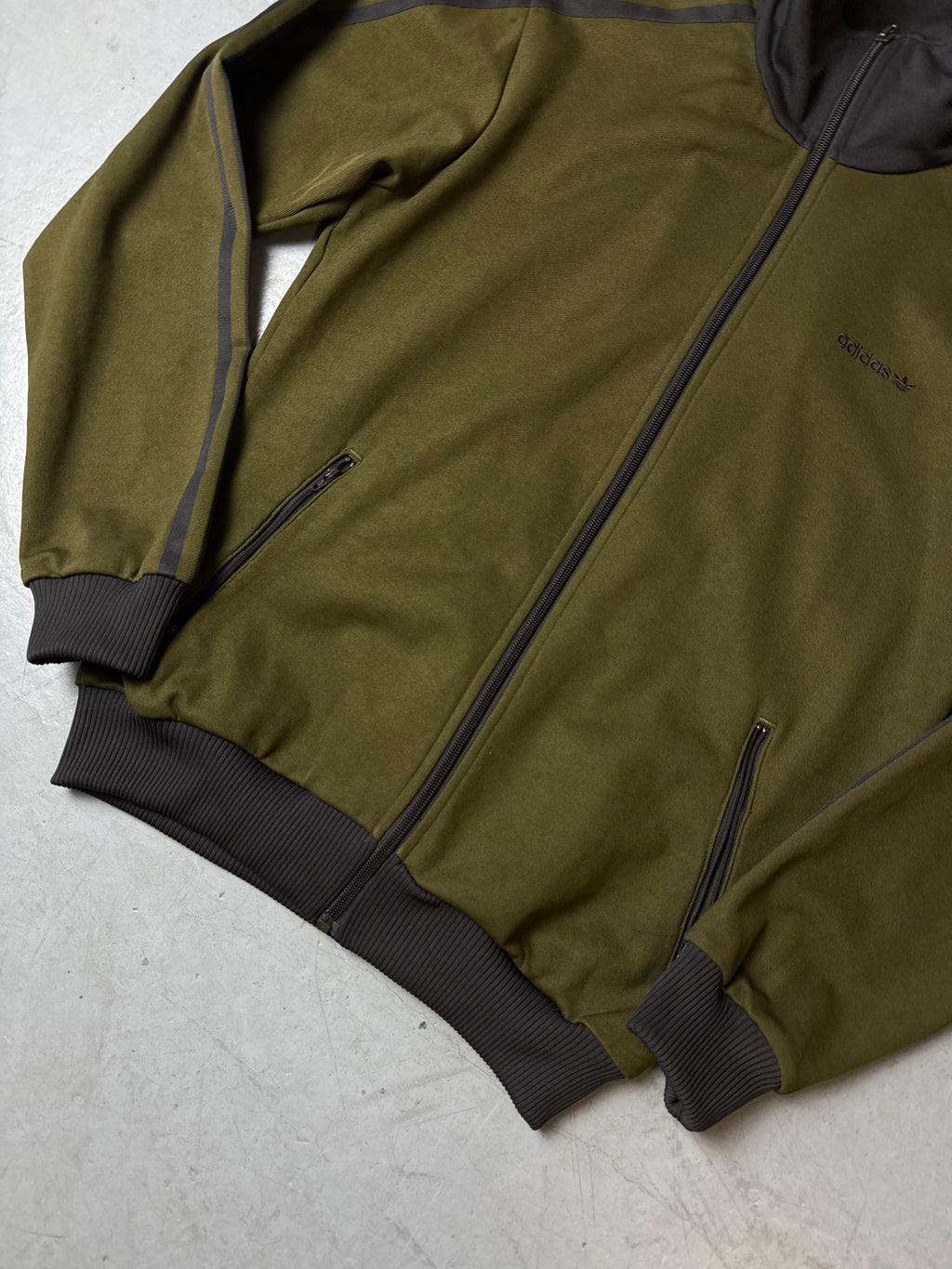 Detailbild von einer Vintage Adidas Dark Green Track Jacket von Bund