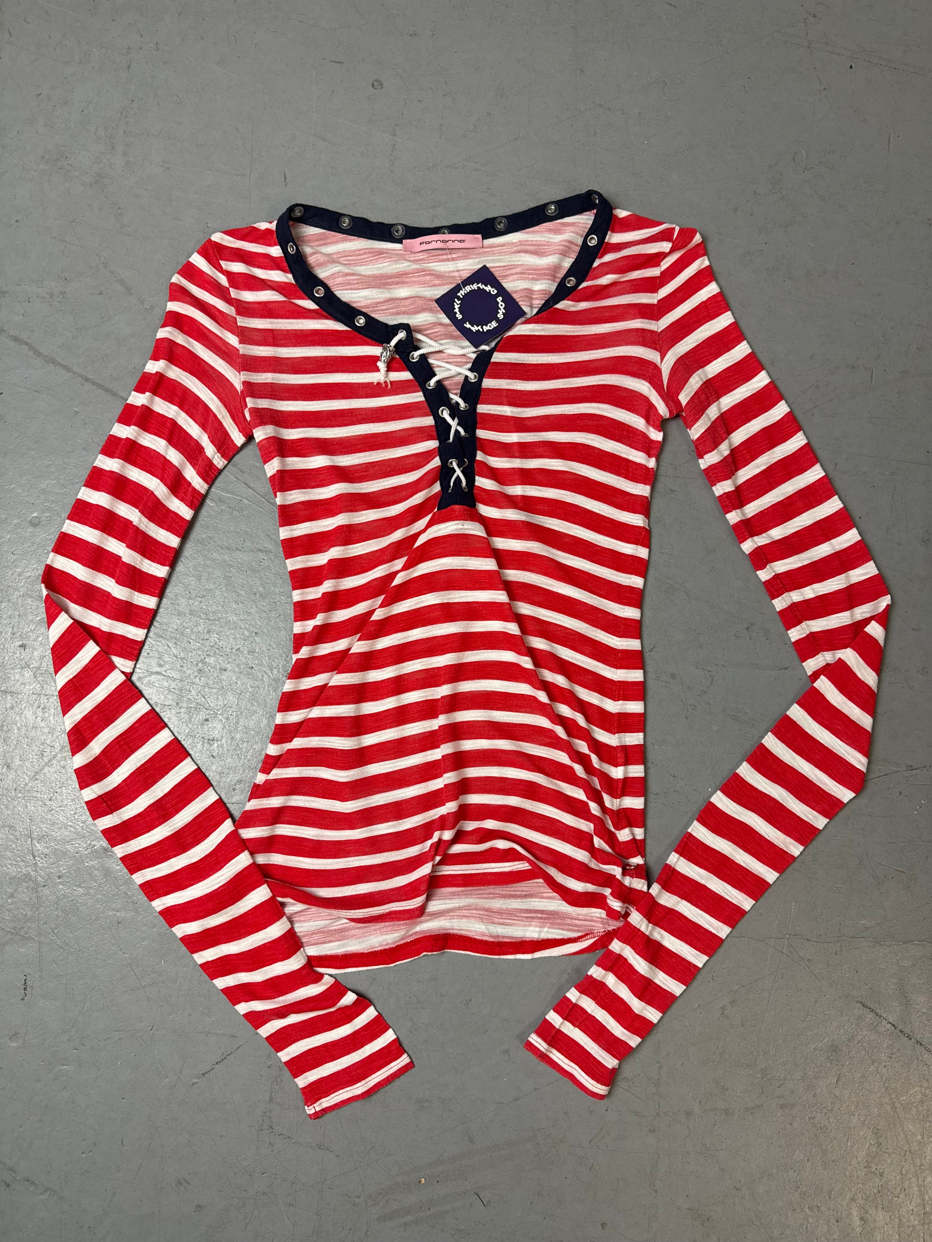 Produktbild von rot weis gestreiftem langarm top auf grauem Boden