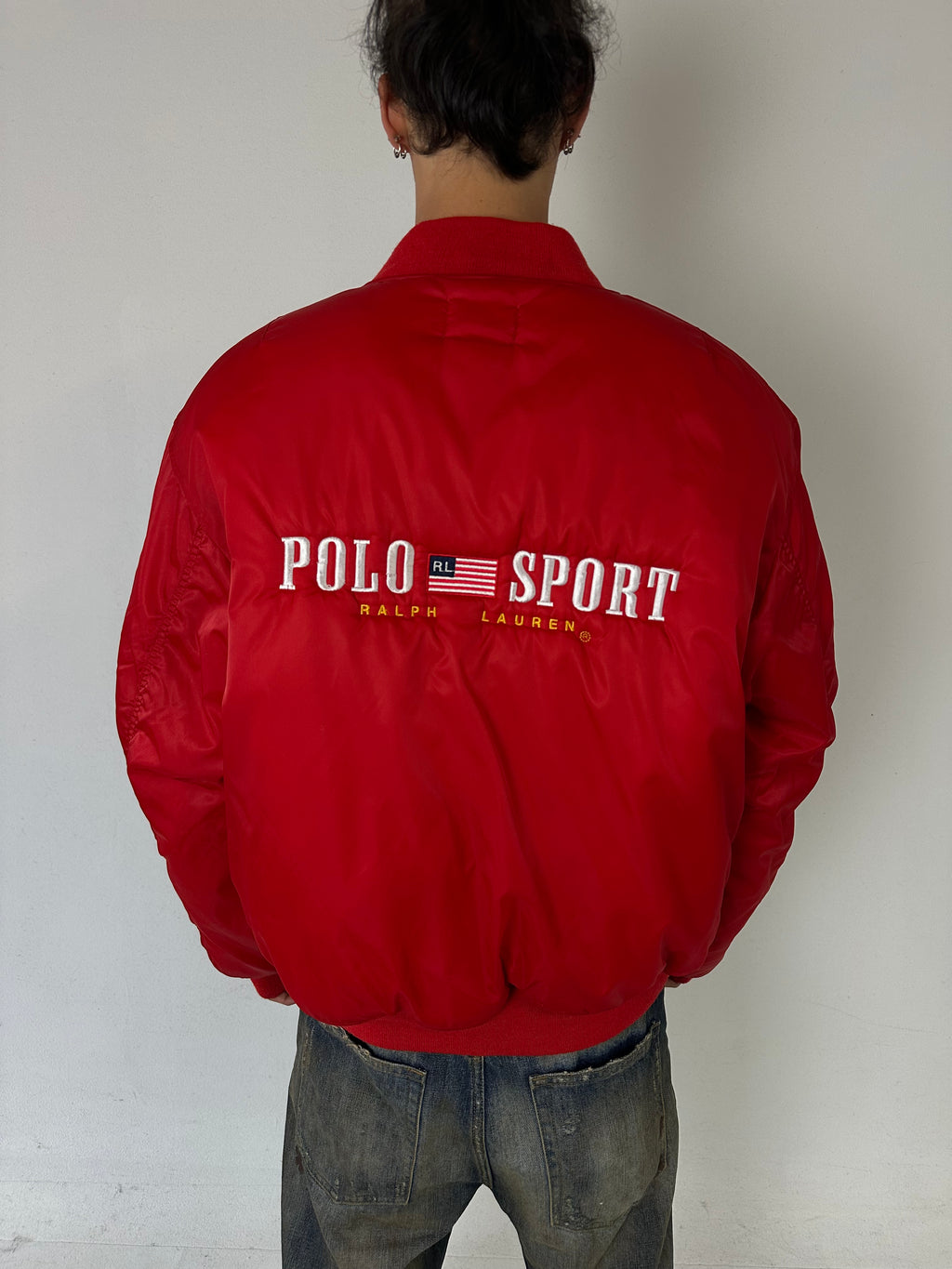 Eine rote Bomberjacke von Ralph Lauren mit dem Logo auf der Brust und Backprint 