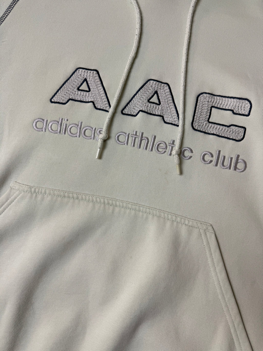 Detailbild von Vintage Adidas AAC Cream Hoodie von vorne