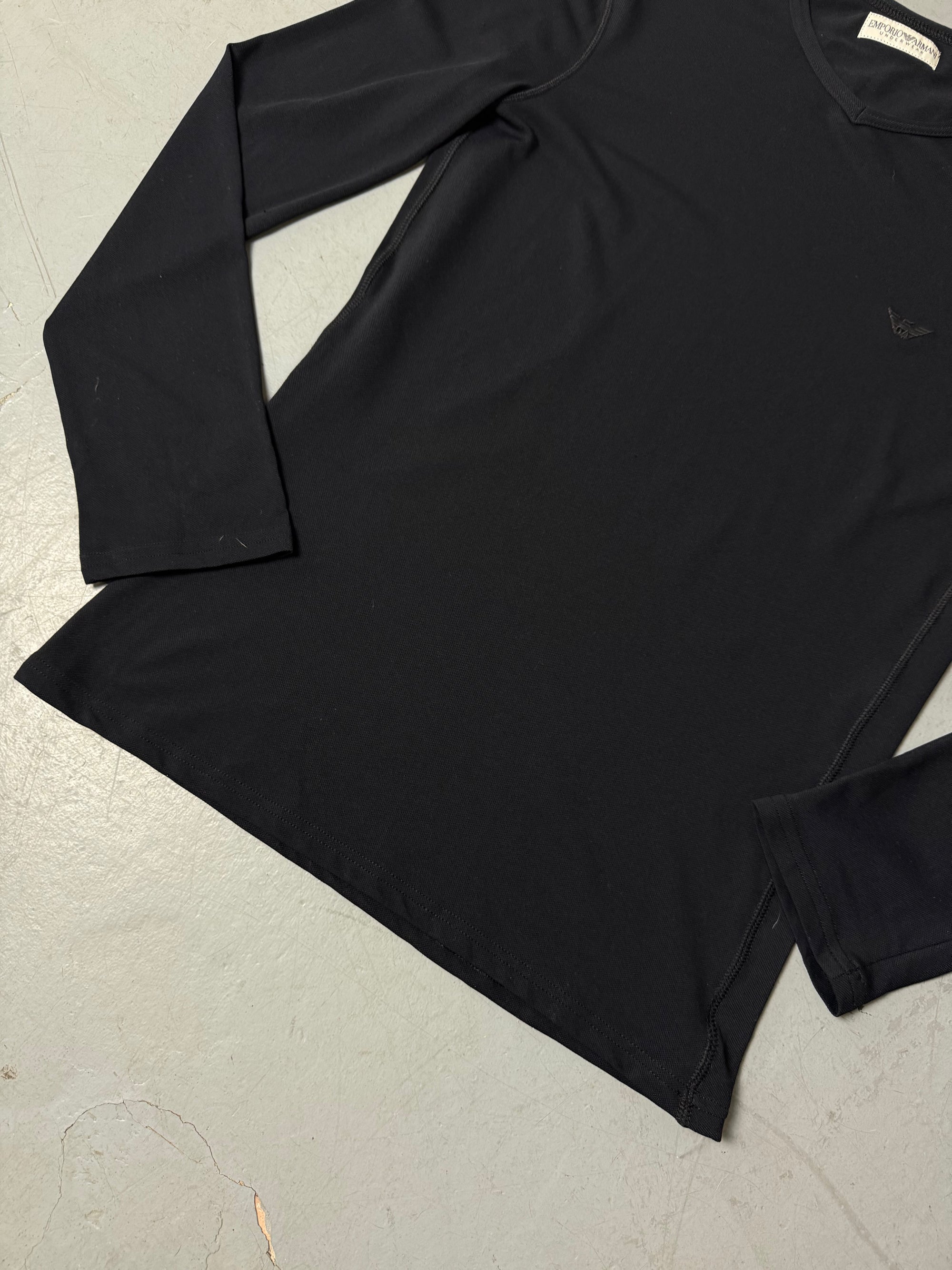 Ein schwarzes Basic longsleeve von emporio Armani 