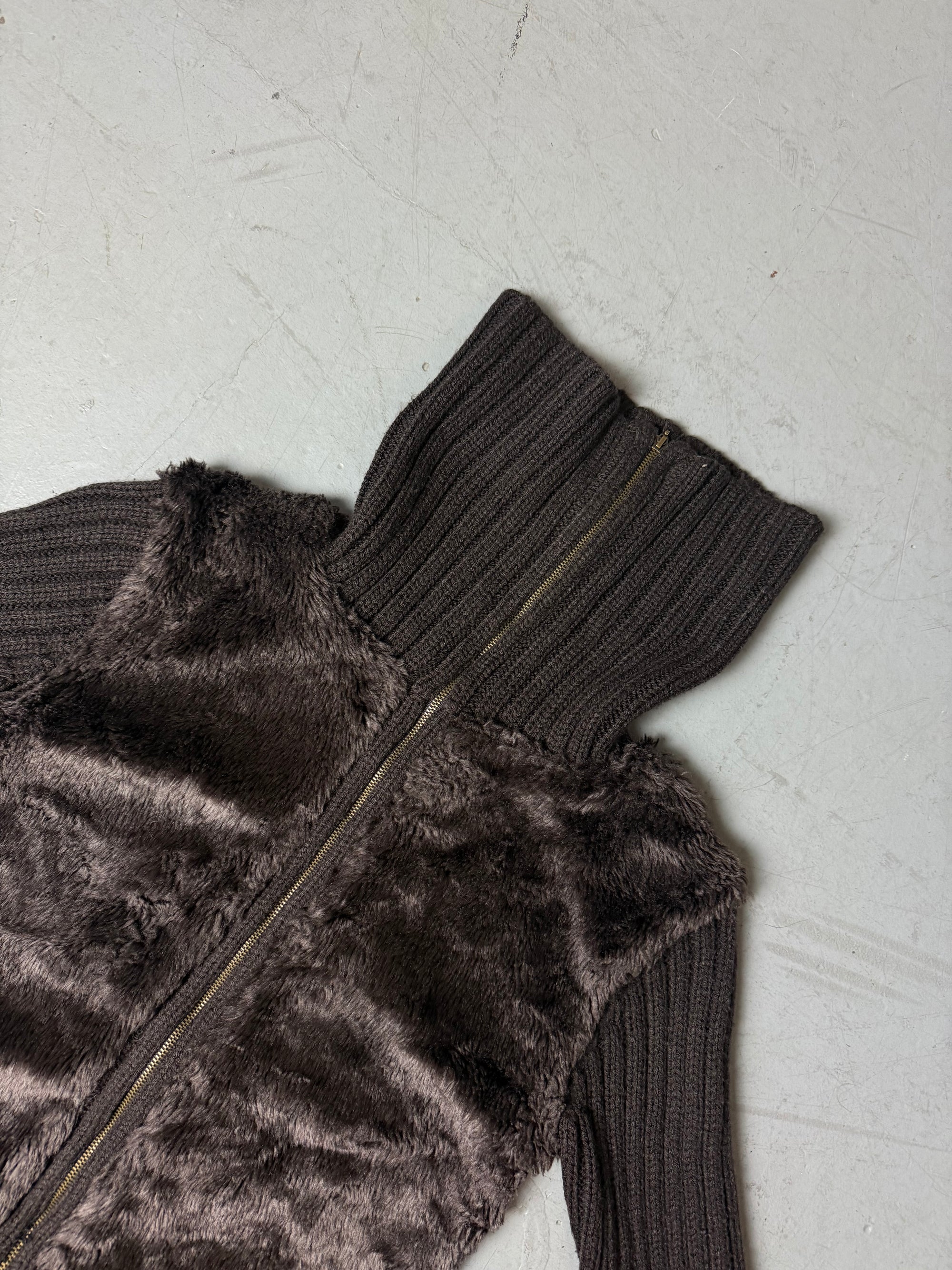 Ein brauner turtleneck knit zipper mit faux fur Brust 