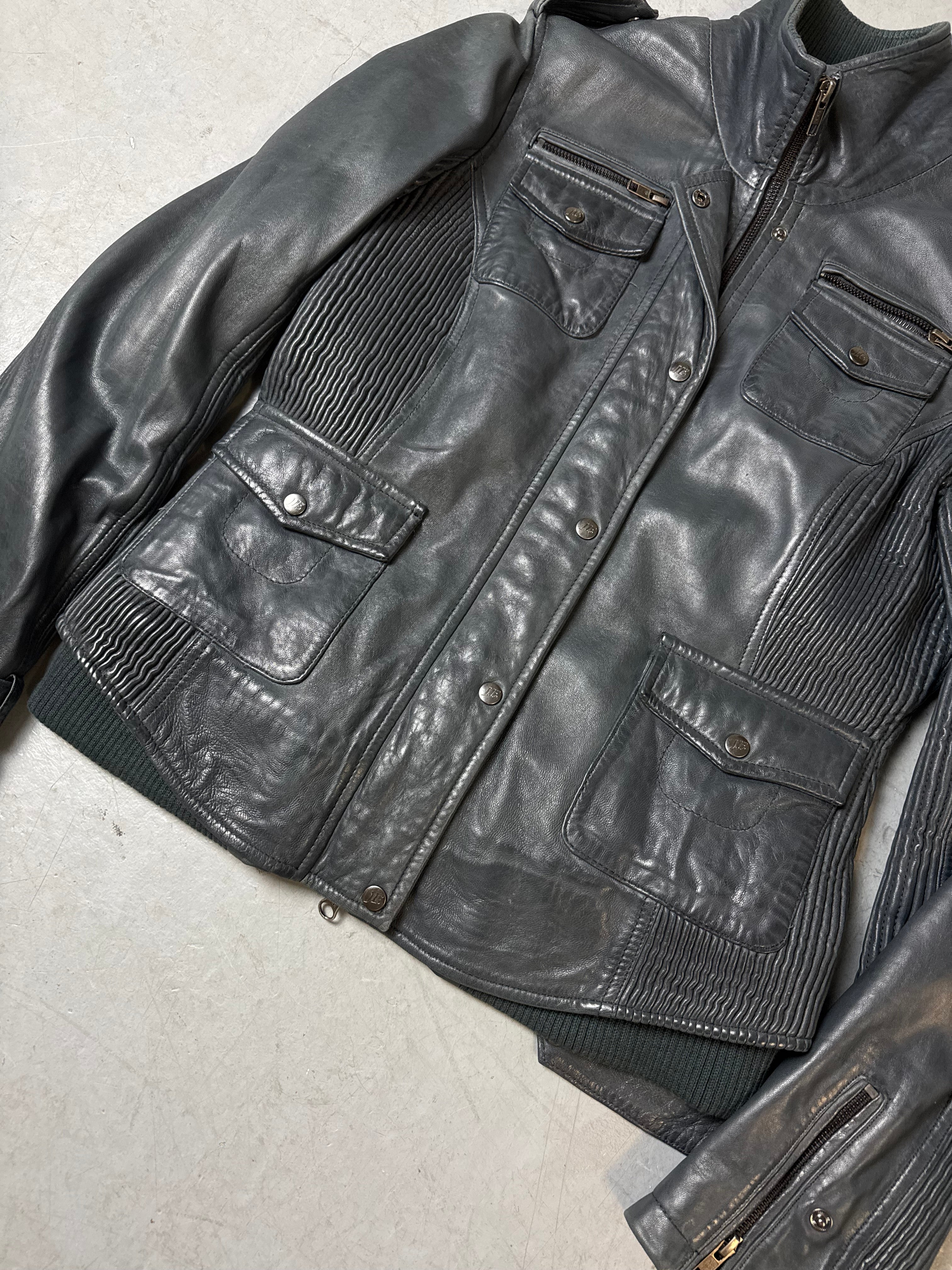 Eine blaue Lederjacke vintage Y2K 