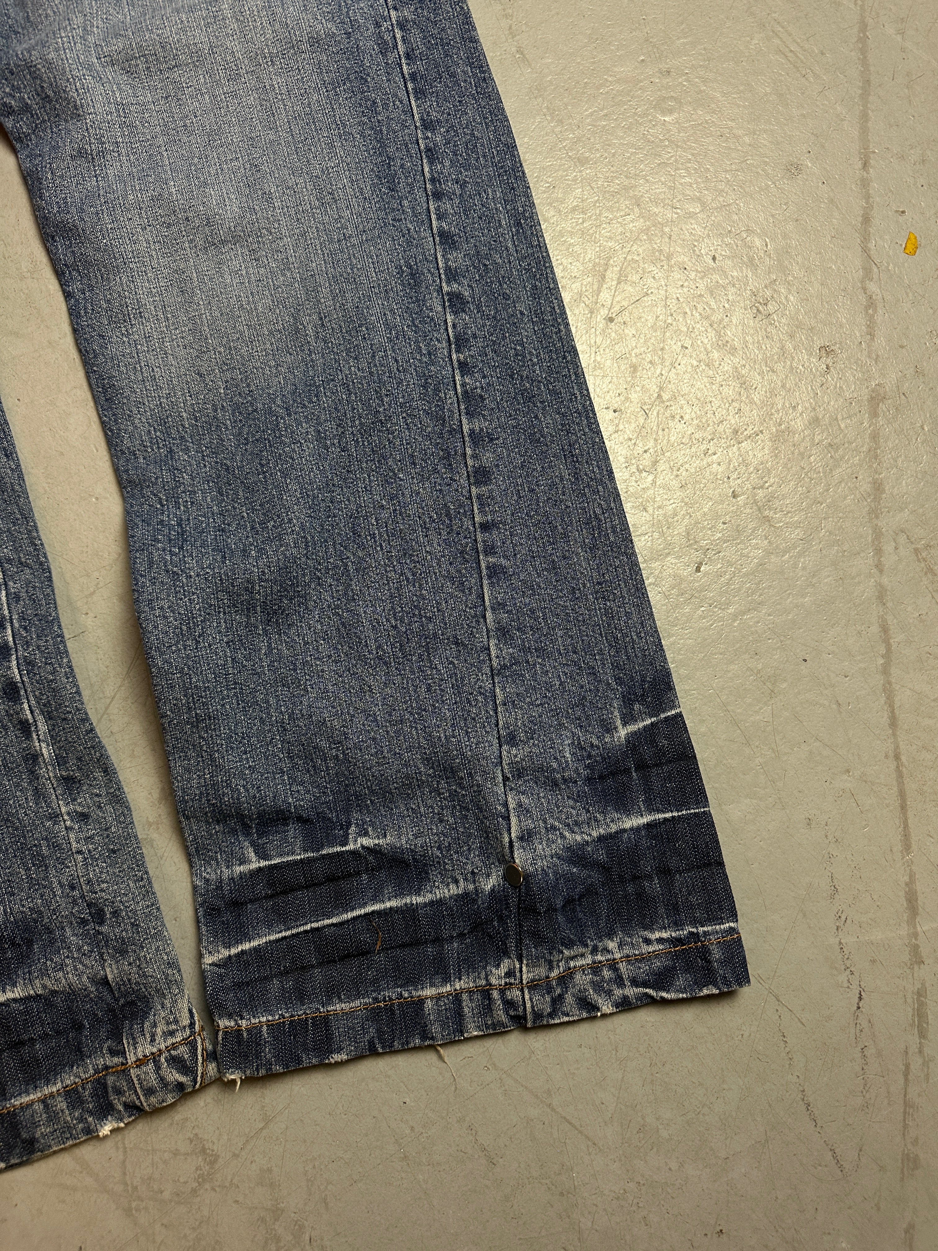 Detailbild von einer Vintage Bleached Heel Drag Denim von Hosenbein vorne