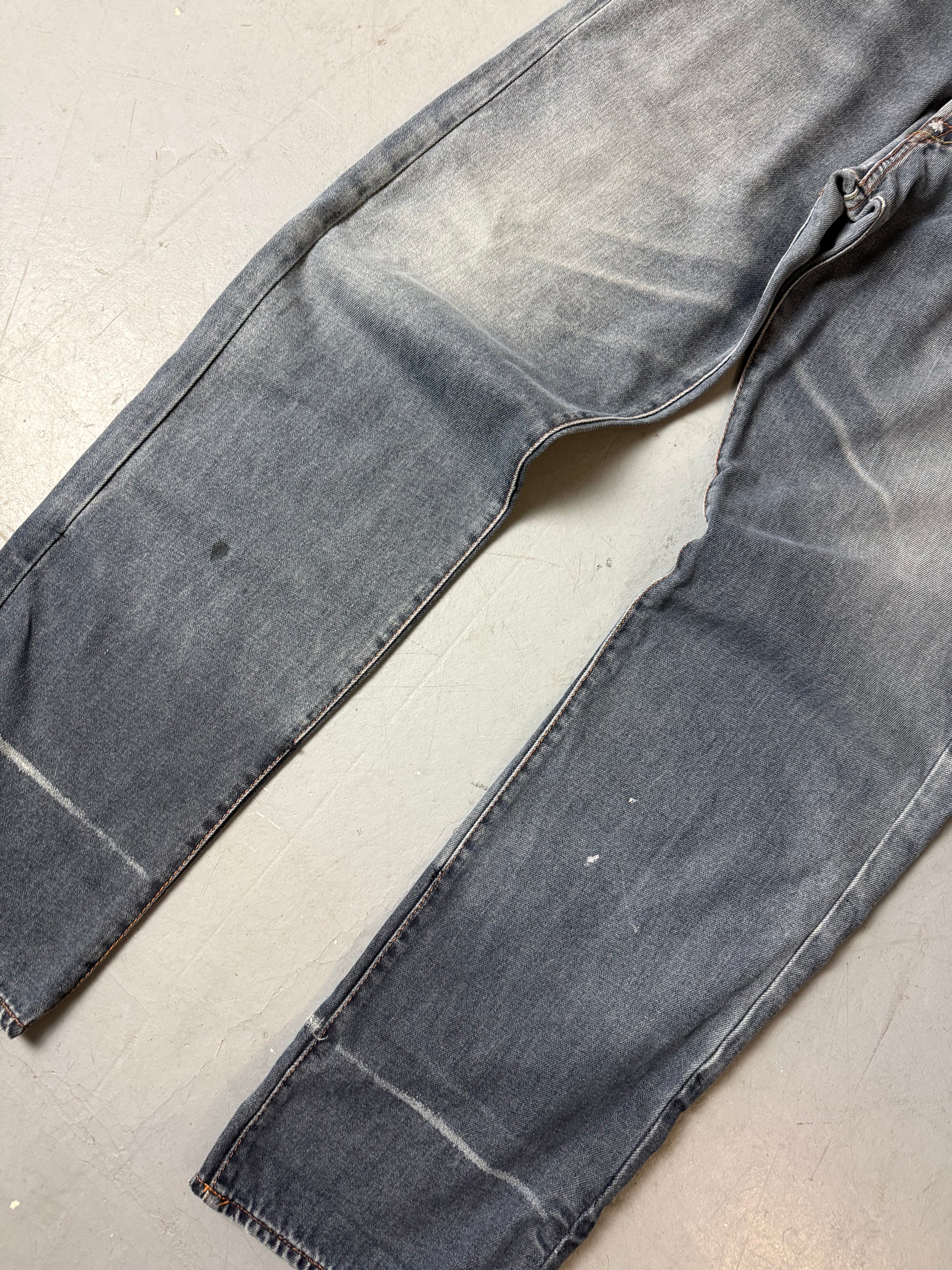 Detailbild von einer Vintage Red Monkey Company Baggy Denim with Back Stitching von Hosenbeinen vorne