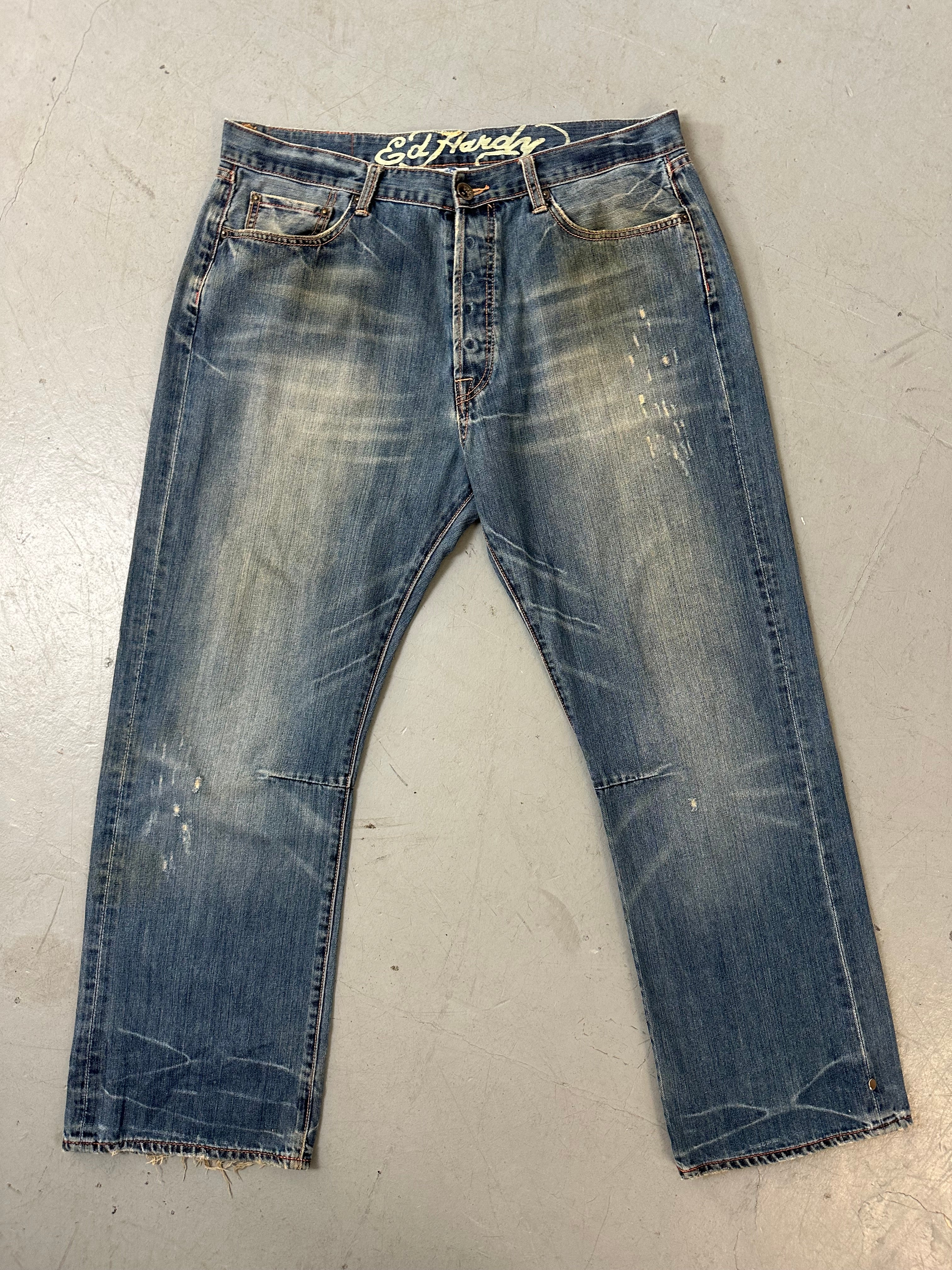 Eine baggy Ed Hardy denim mit totenkopf Print auf den backpockets