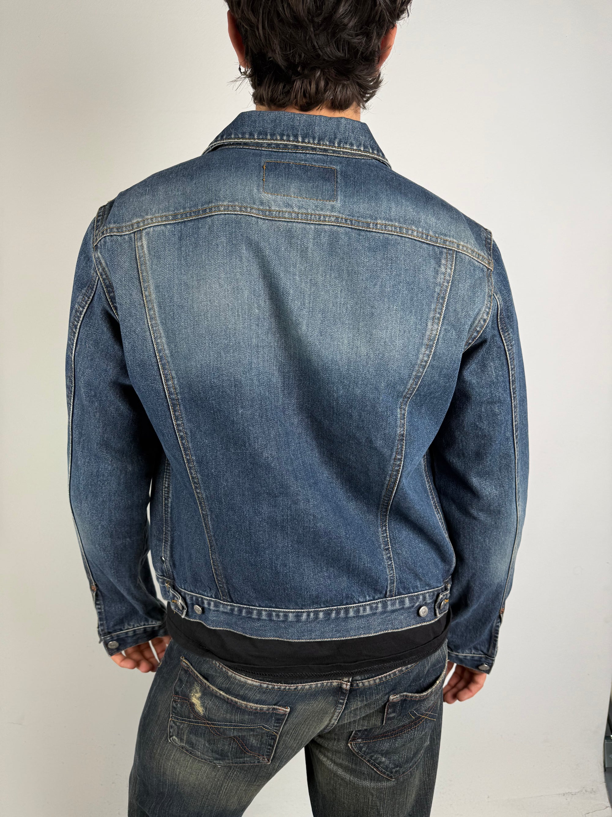 Tragebild von Vintage Guess Denim Jacket von hinten 