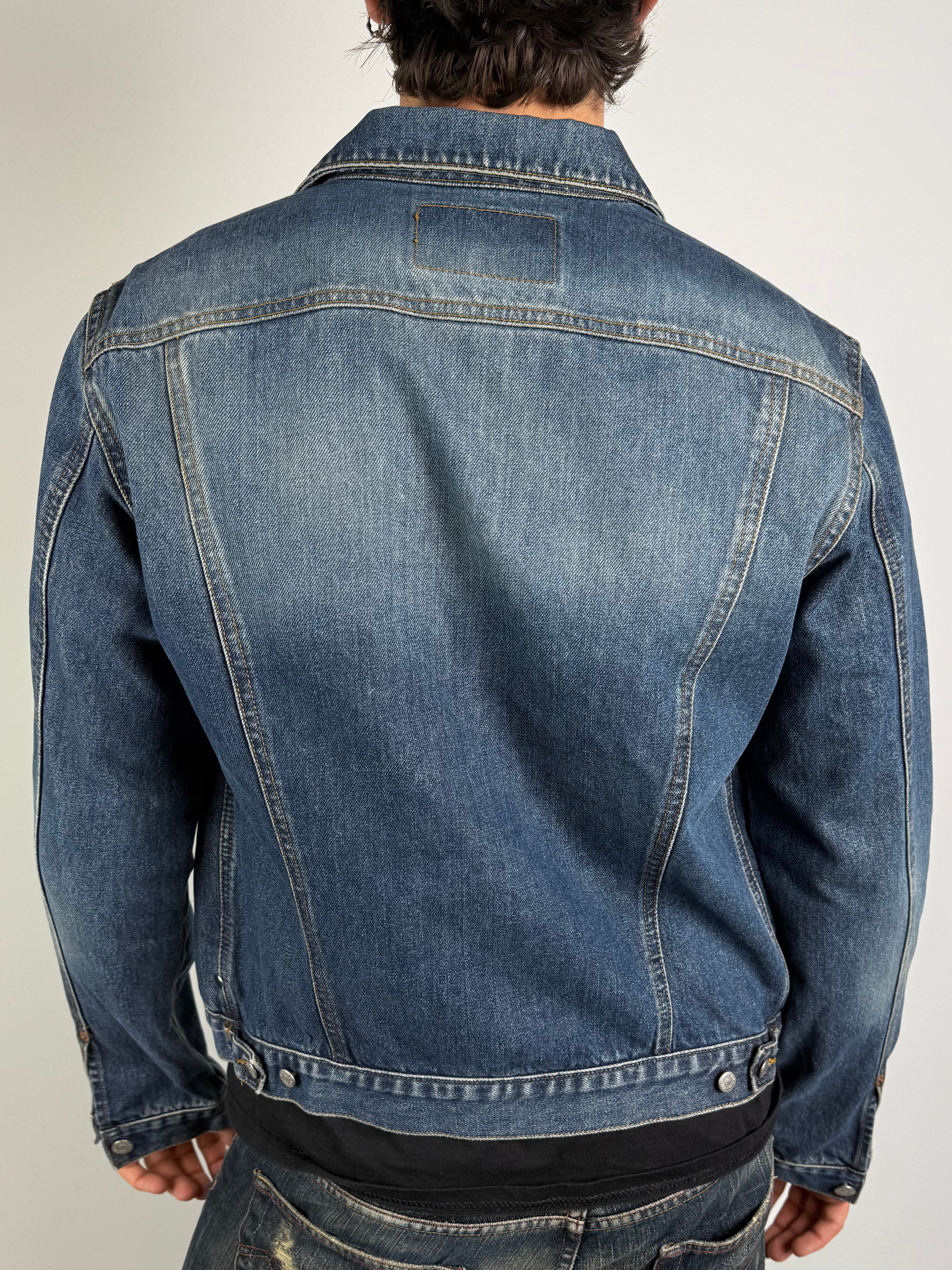 Tragebild von Vintage Guess Denim Jacket von hinten 