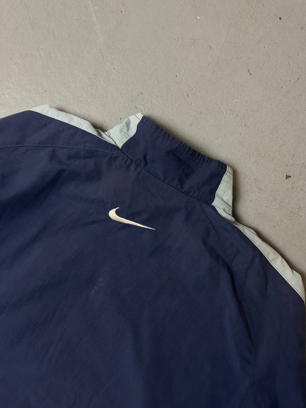 Detailliertes Produktbild von Vintage Dark/Baby Blue Nike Track Jacket M/L von hinten