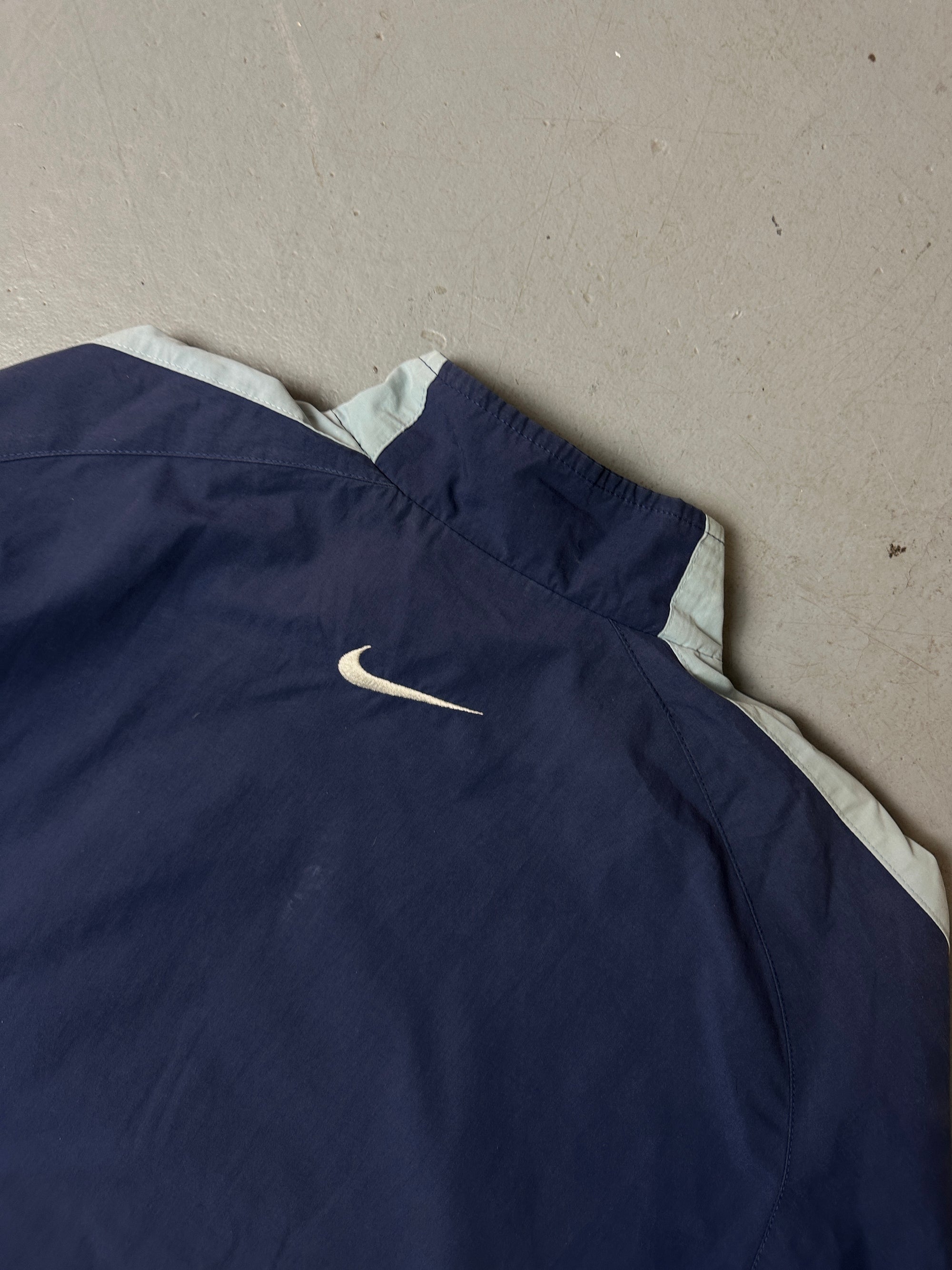 Detailliertes Produktbild von Vintage Dark/Baby Blue Nike Track Jacket M/L von hinten
