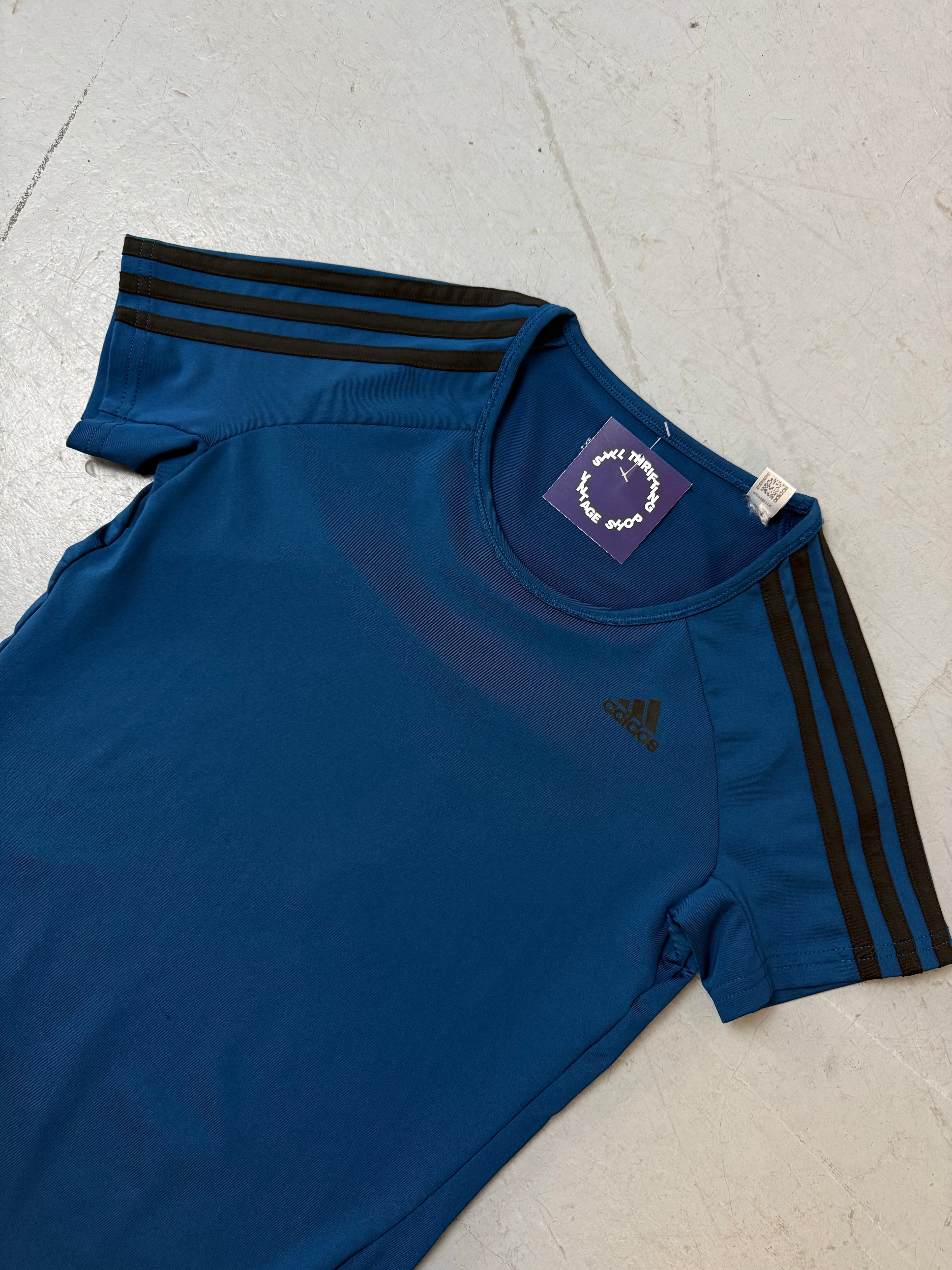 Vintage Adidas Dark Blue Slim Fit T-Shirt für Damen. Y2K Second Hand 2000s Fashion