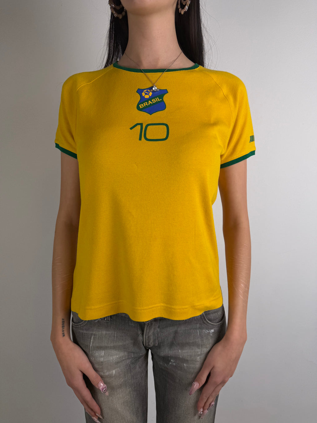 Tragebild von einem Vintage Puma Brasil Yellow T-Shirt von vorne 