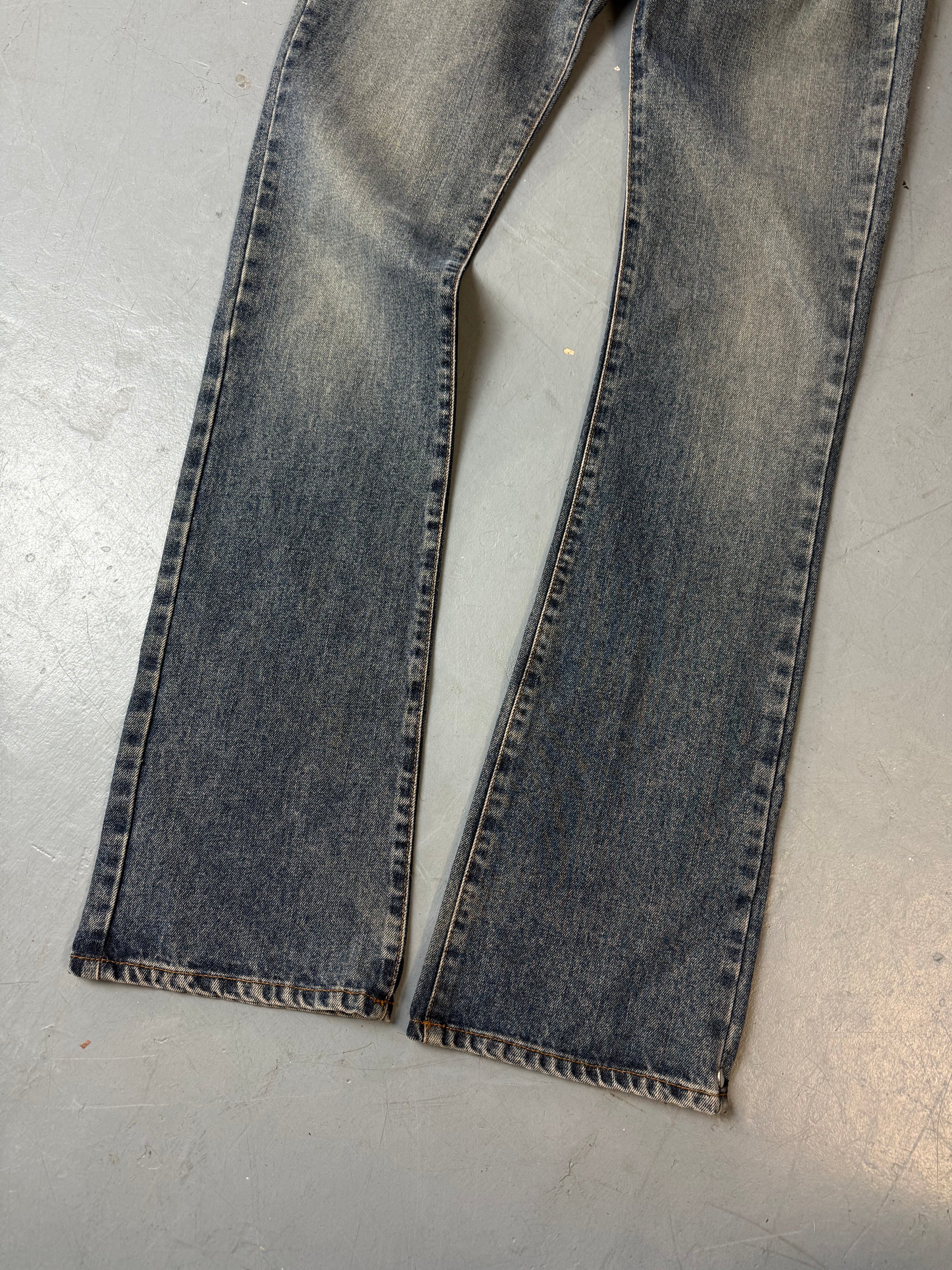 Detailbild von einer Vintage Diesel Mid Waisted Bootcut Jeans von den Beinen