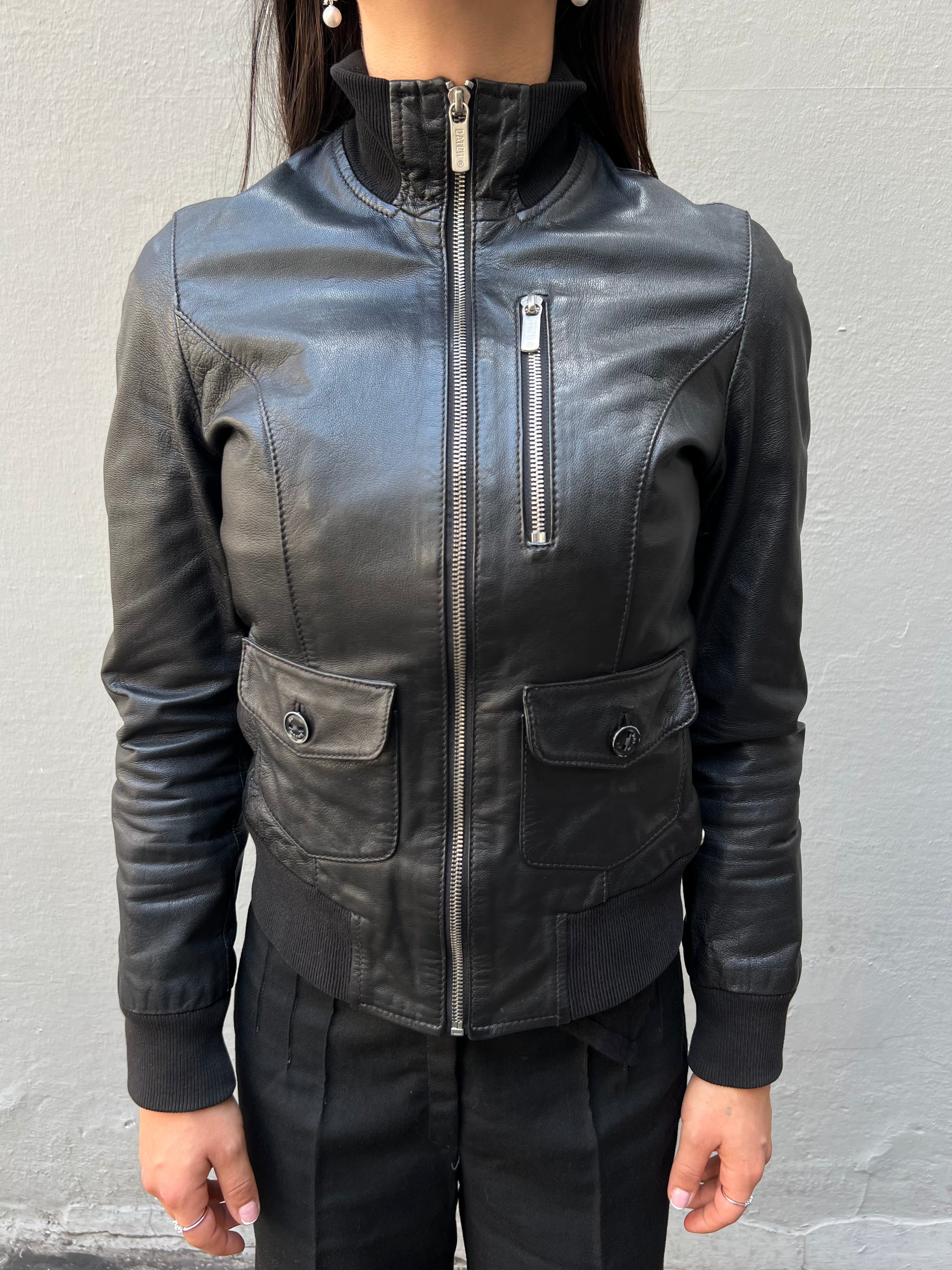 Tragebild von schwarzer Lederjacke vorne