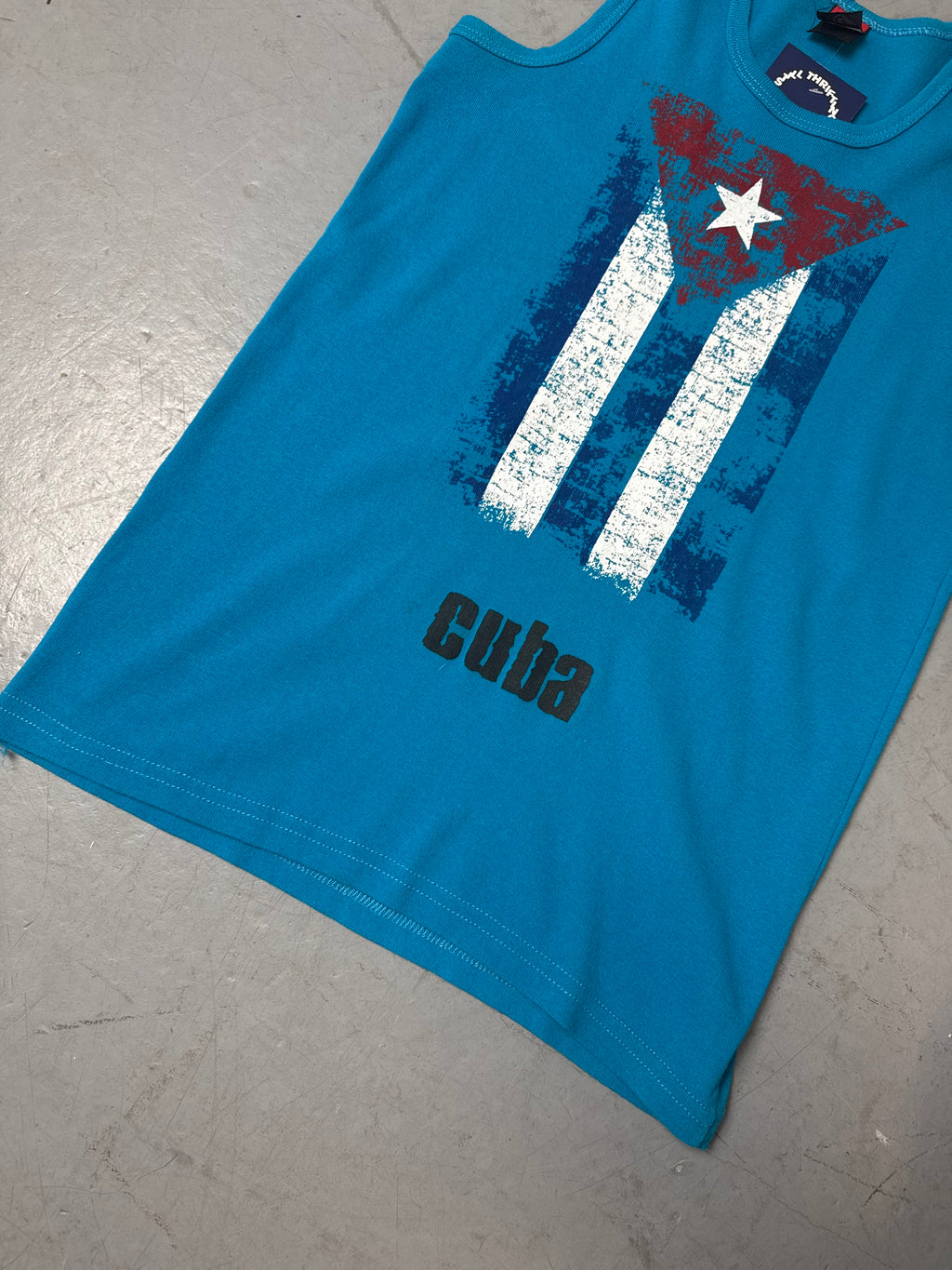 Produktbild von blauem Cuba Tank Top auf grauem Boden