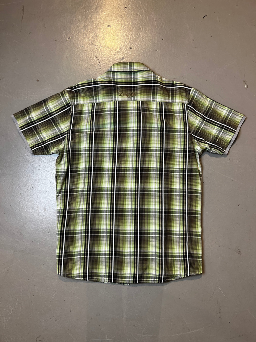 Ein Grün kariertes kurzärmliges Hemd mit einem grauen T-Shirt darunter in XL