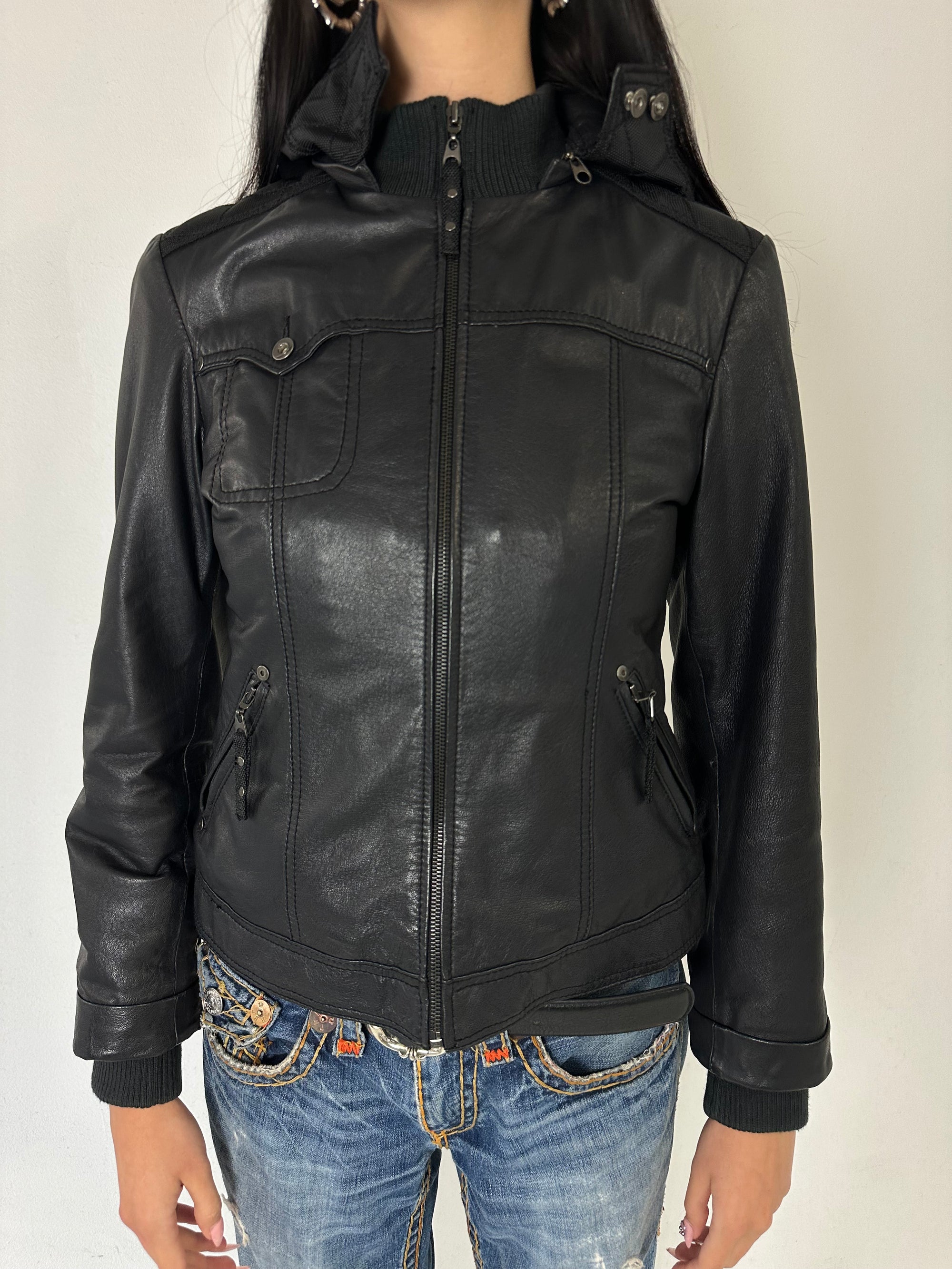 Eine schwarze Lederjacke mit Kaputze 