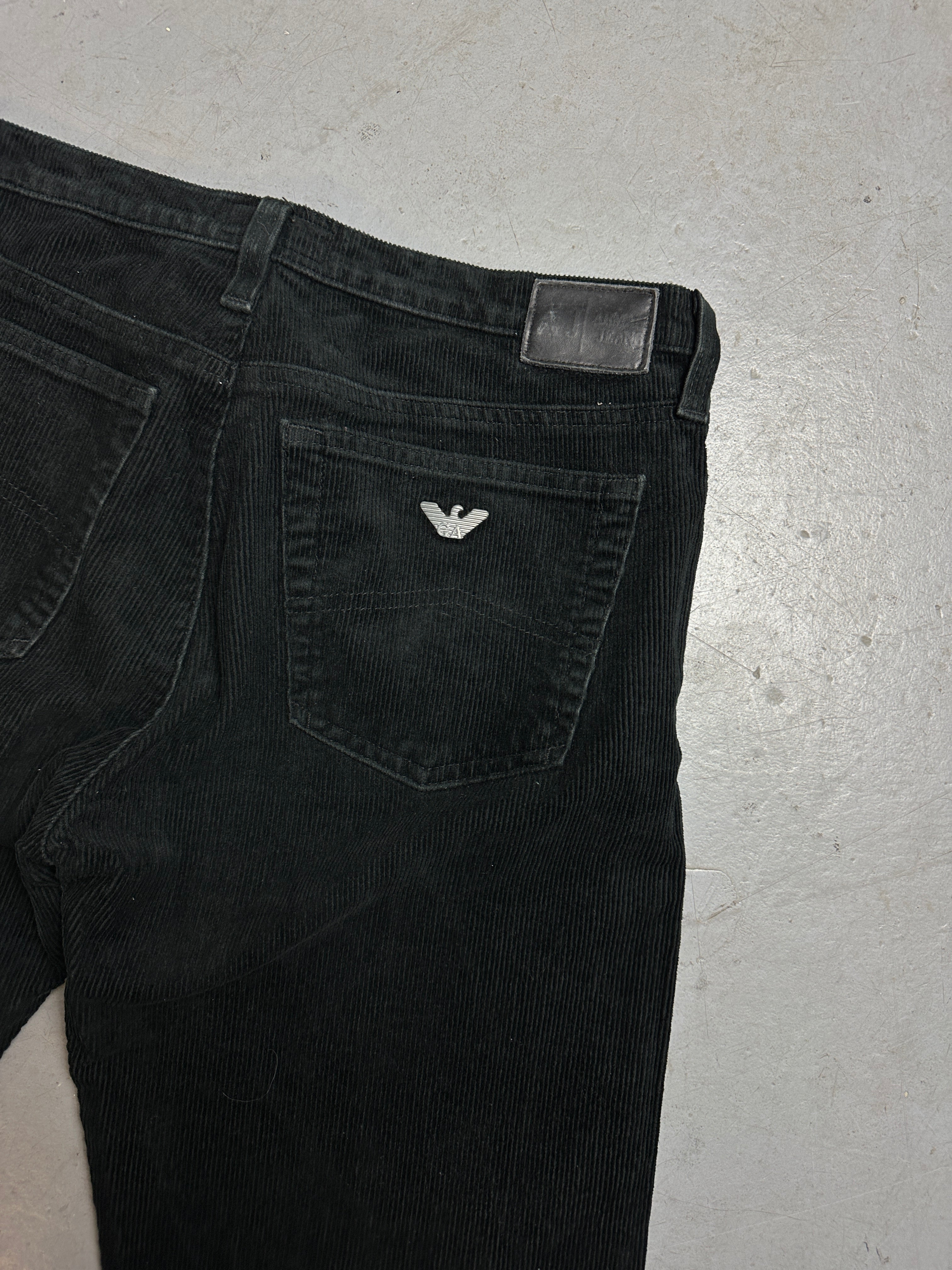 Detailliertes Produktbild von Vintage Armani Jeans Cord Pants M/L von hinten