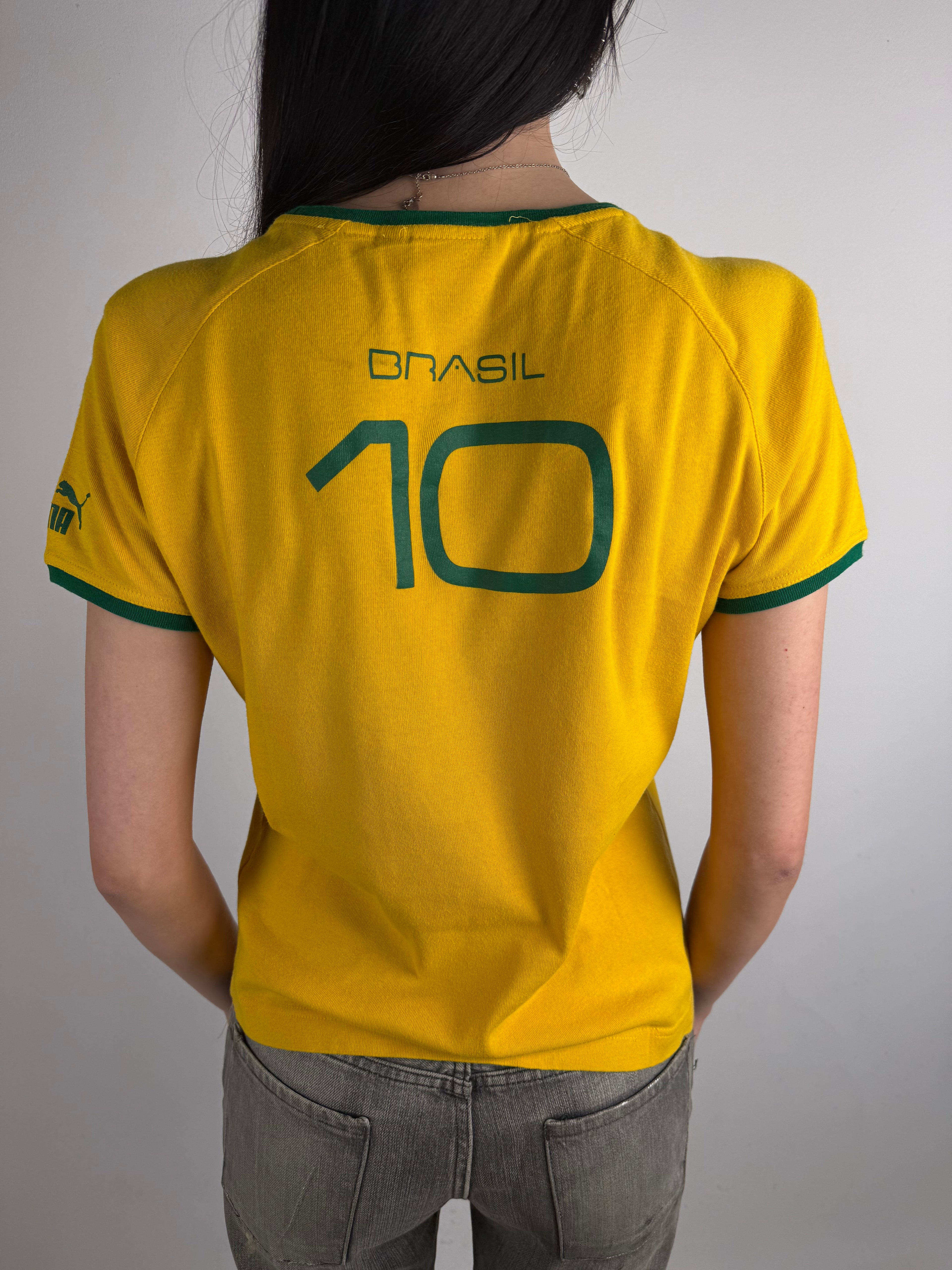 Tragebild von einem Vintage Puma Brasil Yellow T-Shirt von hinten