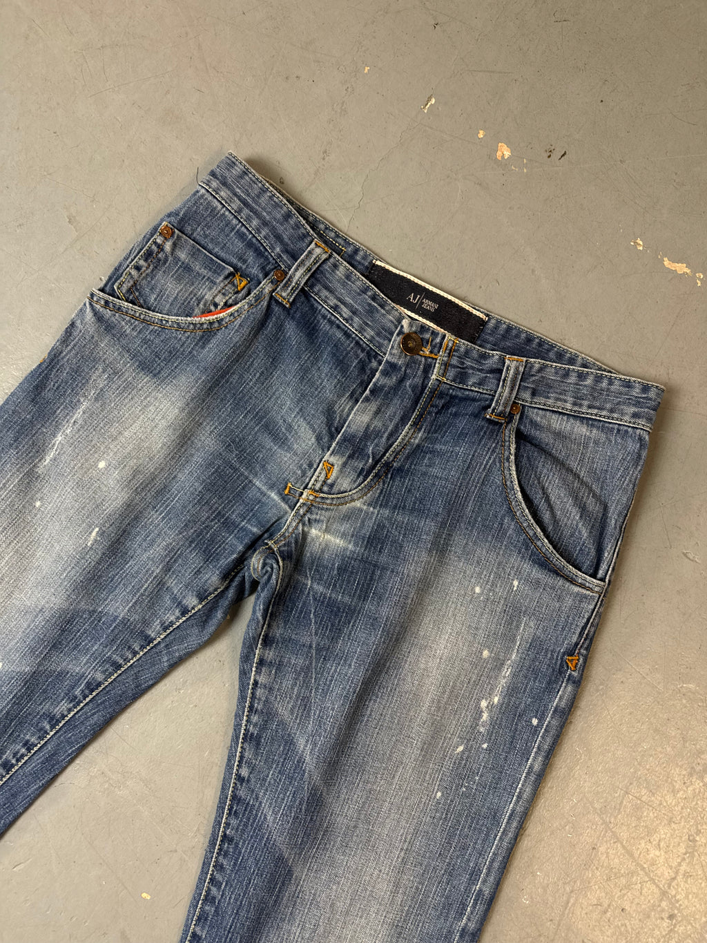 Detailliertes Produktbild von Vintage Armani Jeans Blue Washed Straight Leg Denim M/L von vorne