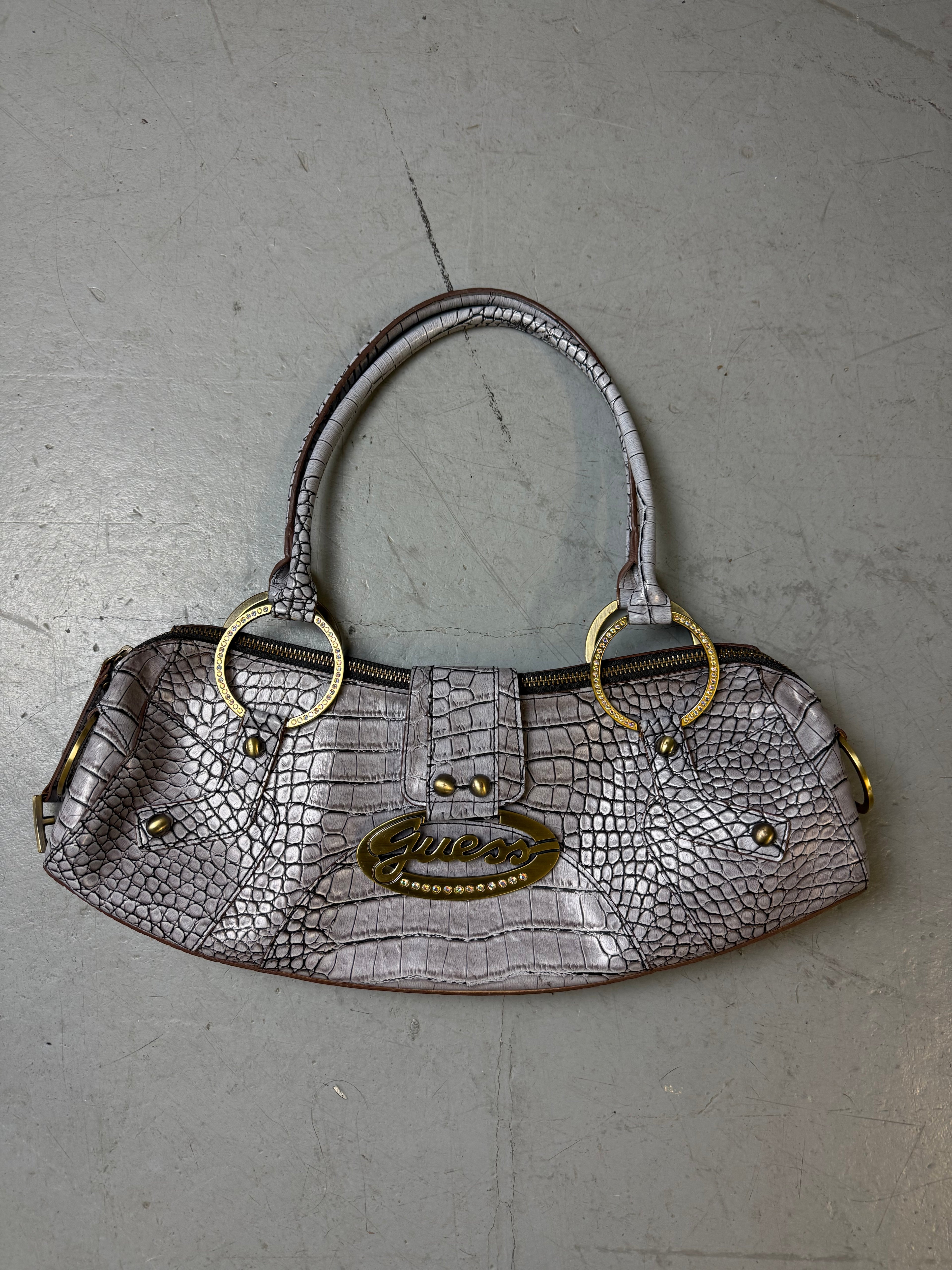 Produktbild von einer Vintage CNTY BAGS Guess Grey Crocodile Optic Baguette Bag von vorne