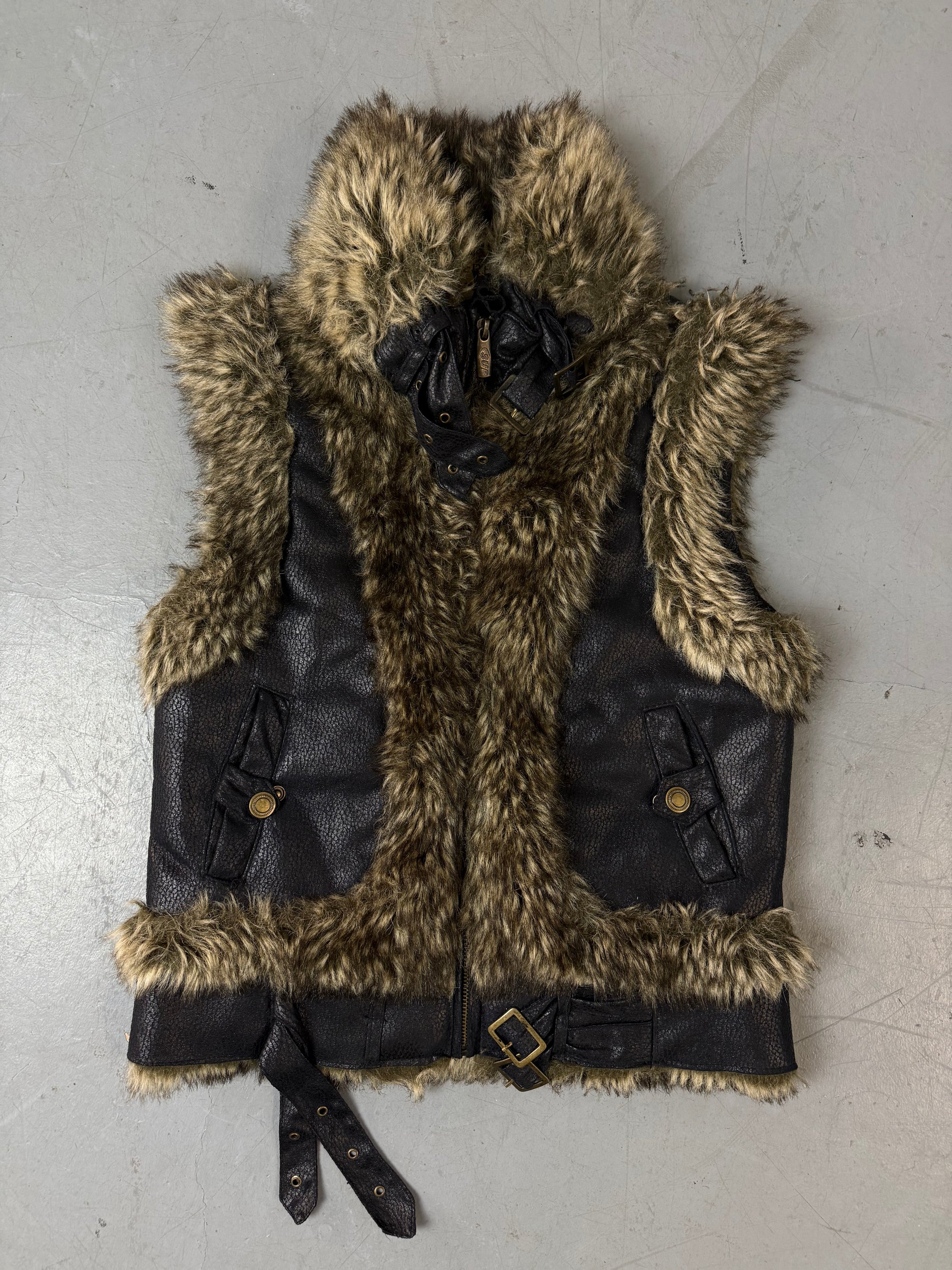 Eine schwarze y2k faux Leder Weste mit faux fur 