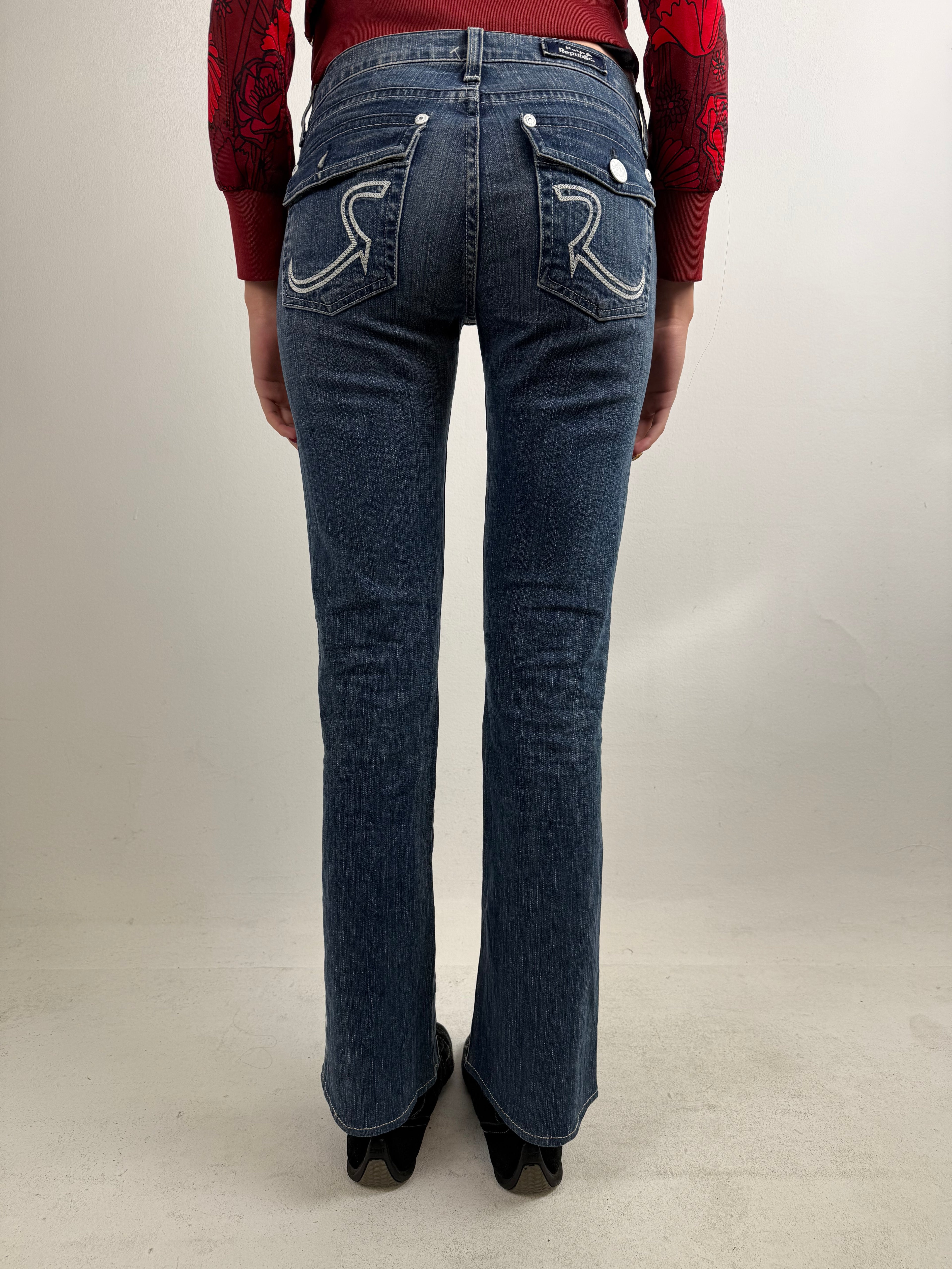 Vintage Rock&Republic Low Waist Bootcut Denim getragen vor weißer Wand