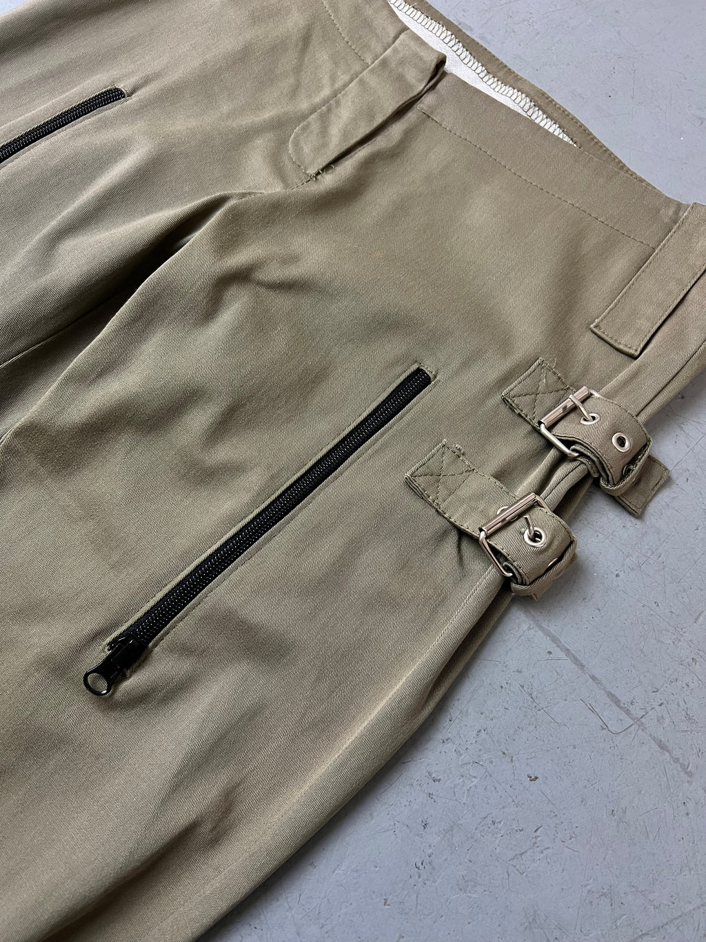 Vintage Khaki Straight Pants with Straps mit Schnallendetails für Damen. Y2K Second Hand 2000s Fashion