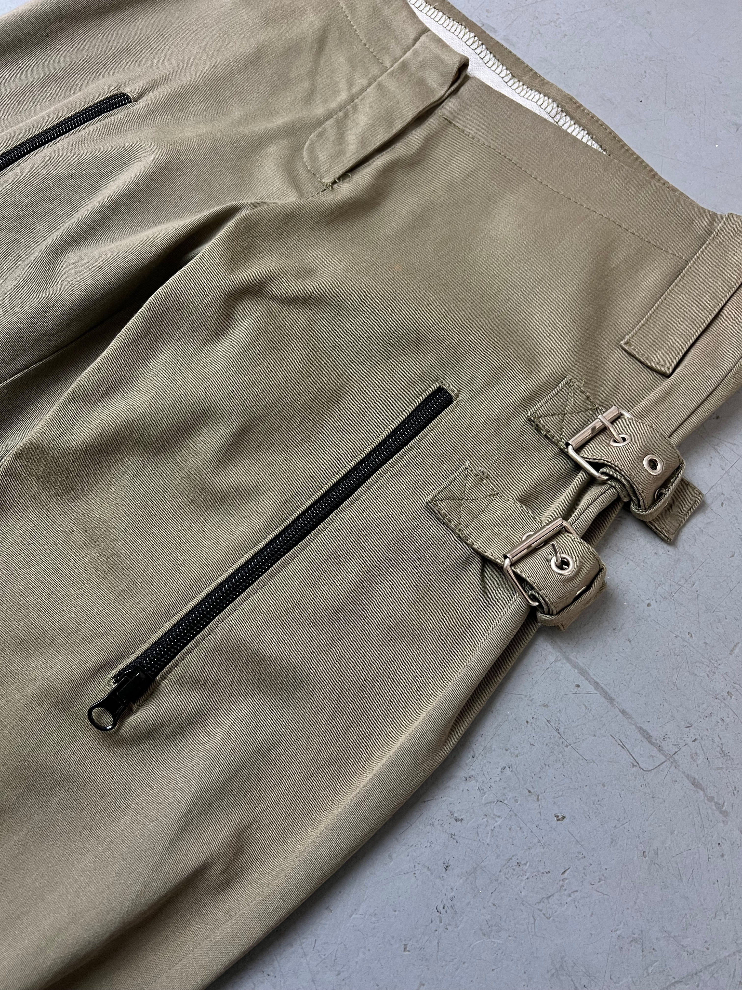 Vintage Khaki Straight Pants with Straps mit Schnallendetails für Damen. Y2K Second Hand 2000s Fashion