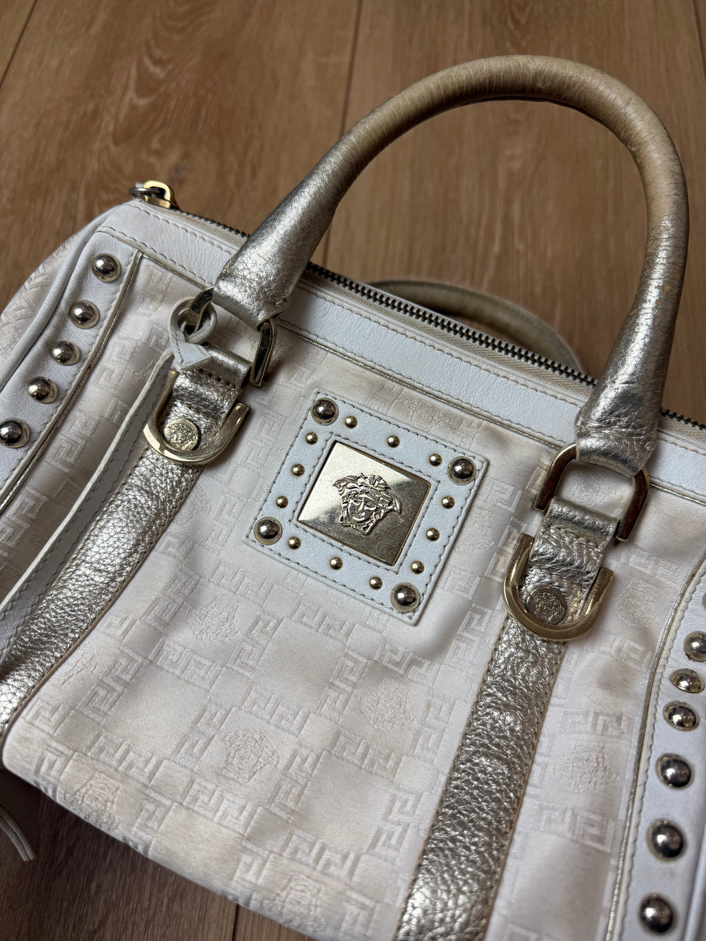 Detailbild von einer Vintage Versace White Boston Leather Bag von Logo vorne