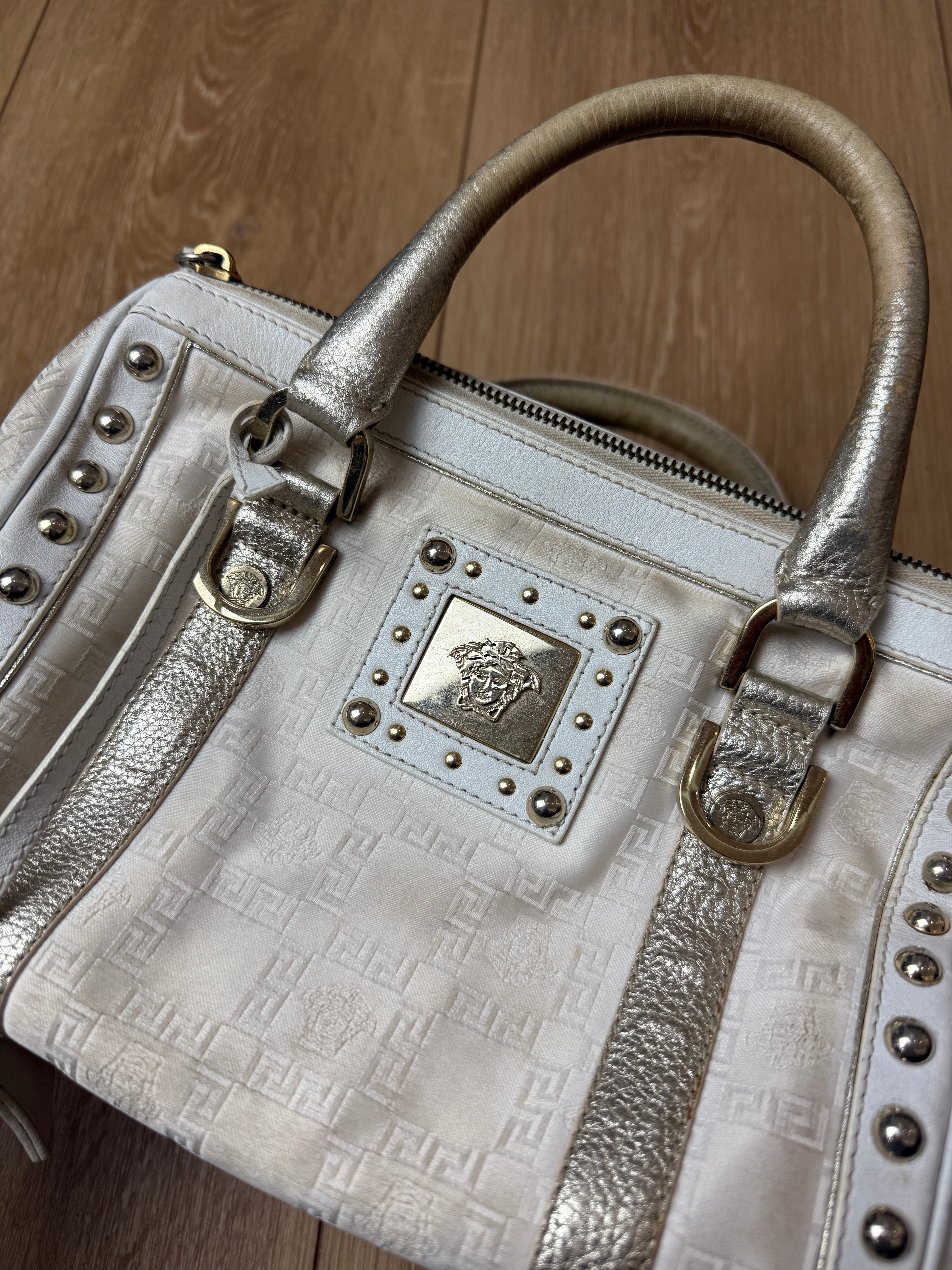 Detailbild von einer Vintage Versace White Boston Leather Bag von Logo vorne