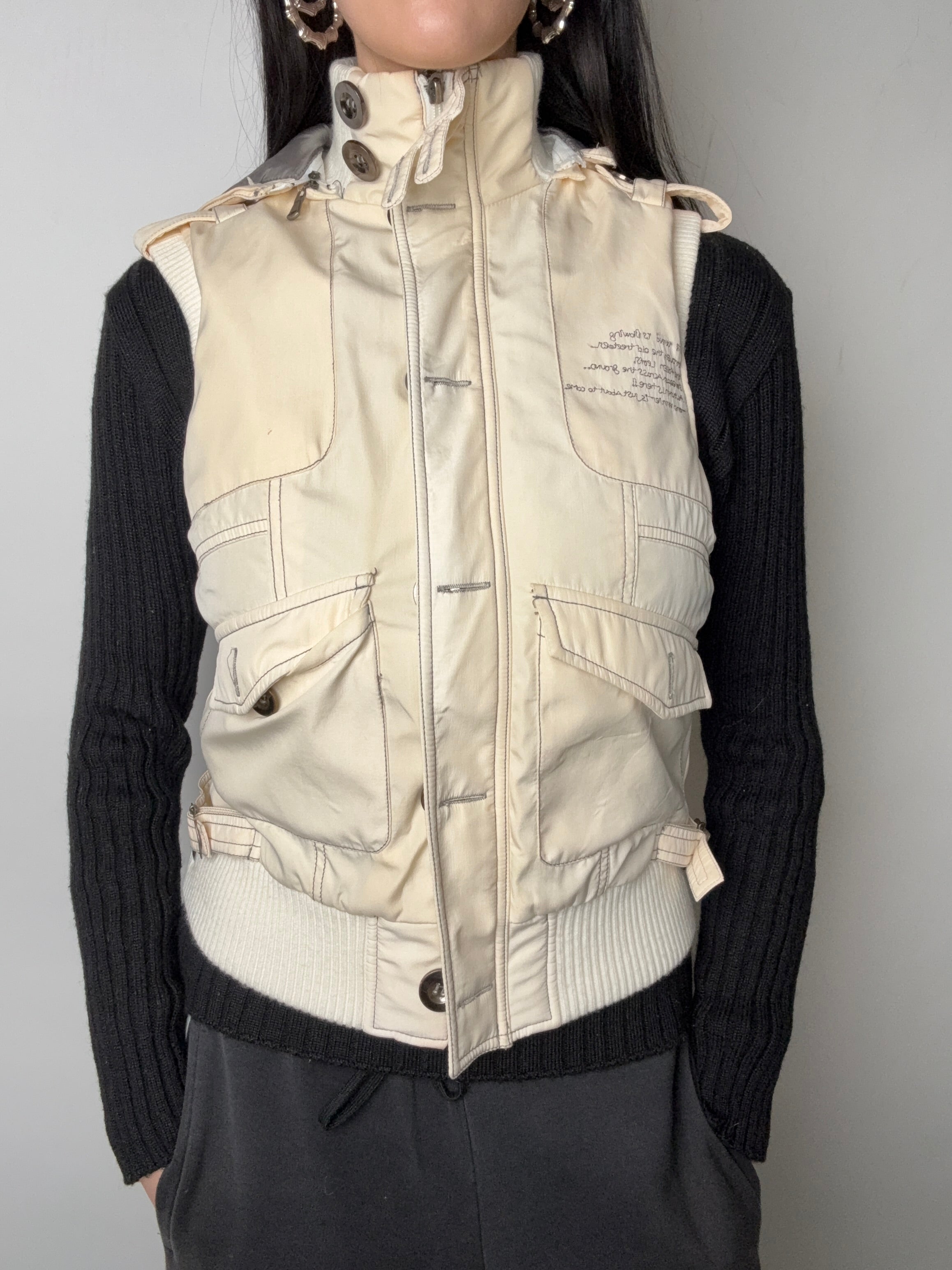 Tragebild von Vintage Beige Gorpcore Hooded Puffer Vest von vorne