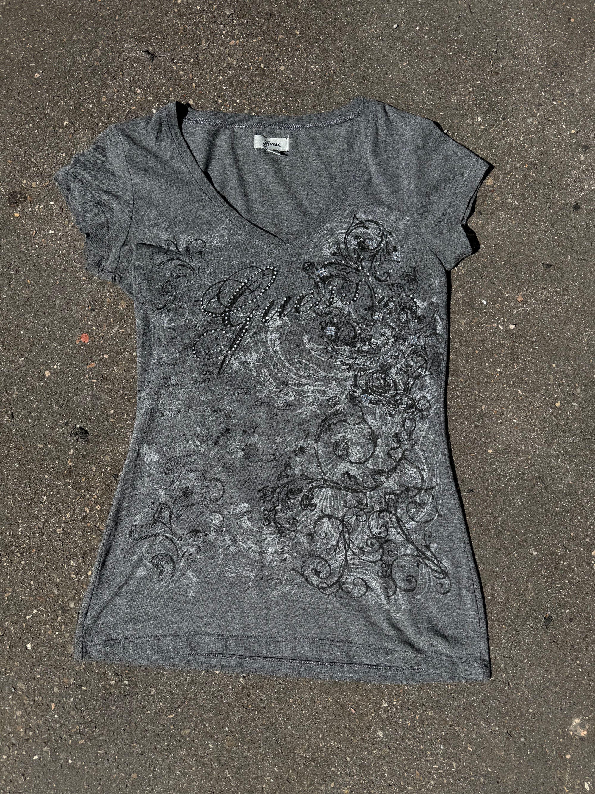 Ein graues Shirt von guess mit schwarz weißen Print und rhinestones 