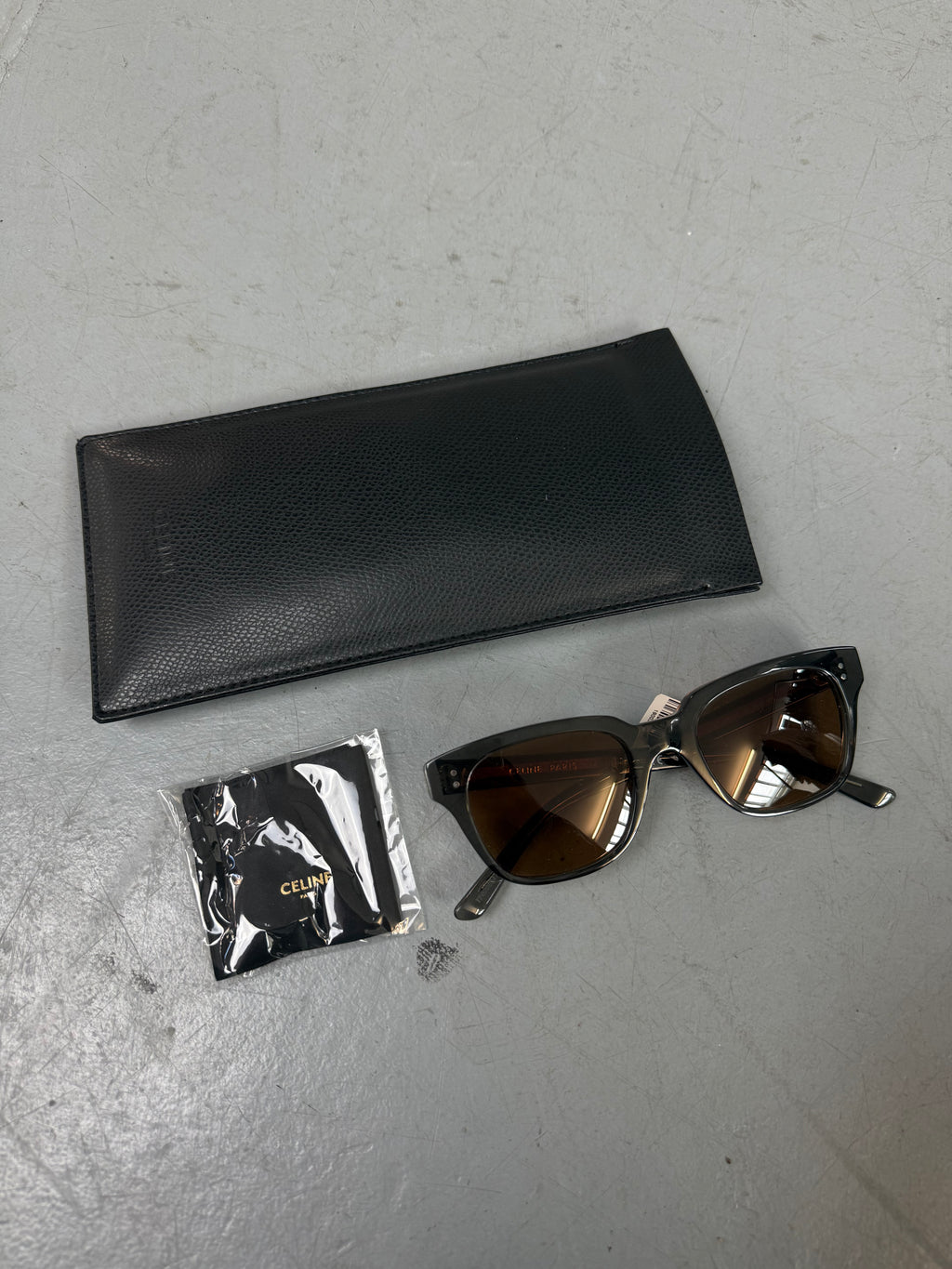 Dunkelgraue Sonnenbrille von Celine im cat eye look mit Glitzer details an den Bügeln 