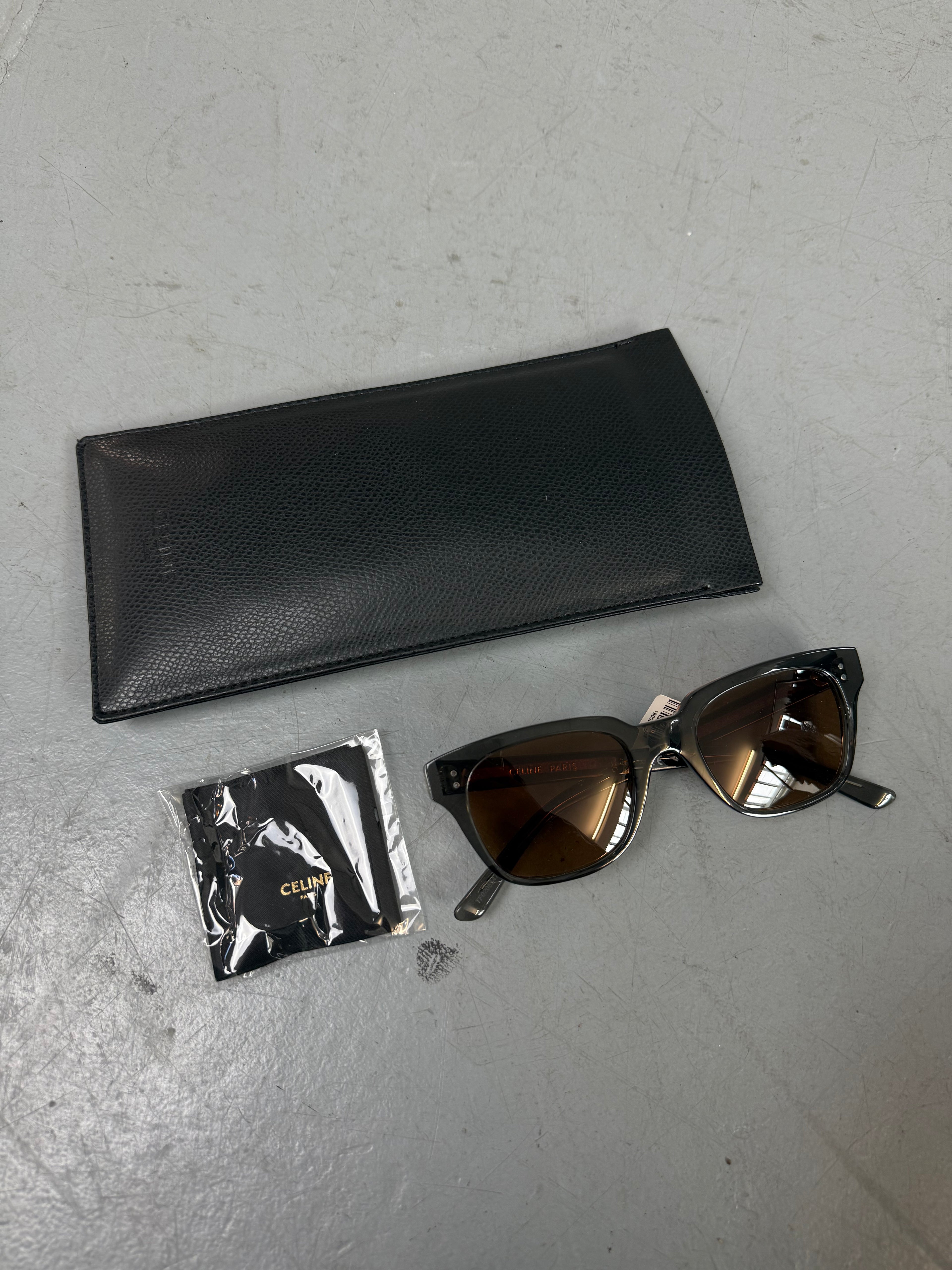 Dunkelgraue Sonnenbrille von Celine im cat eye look mit Glitzer details an den Bügeln 