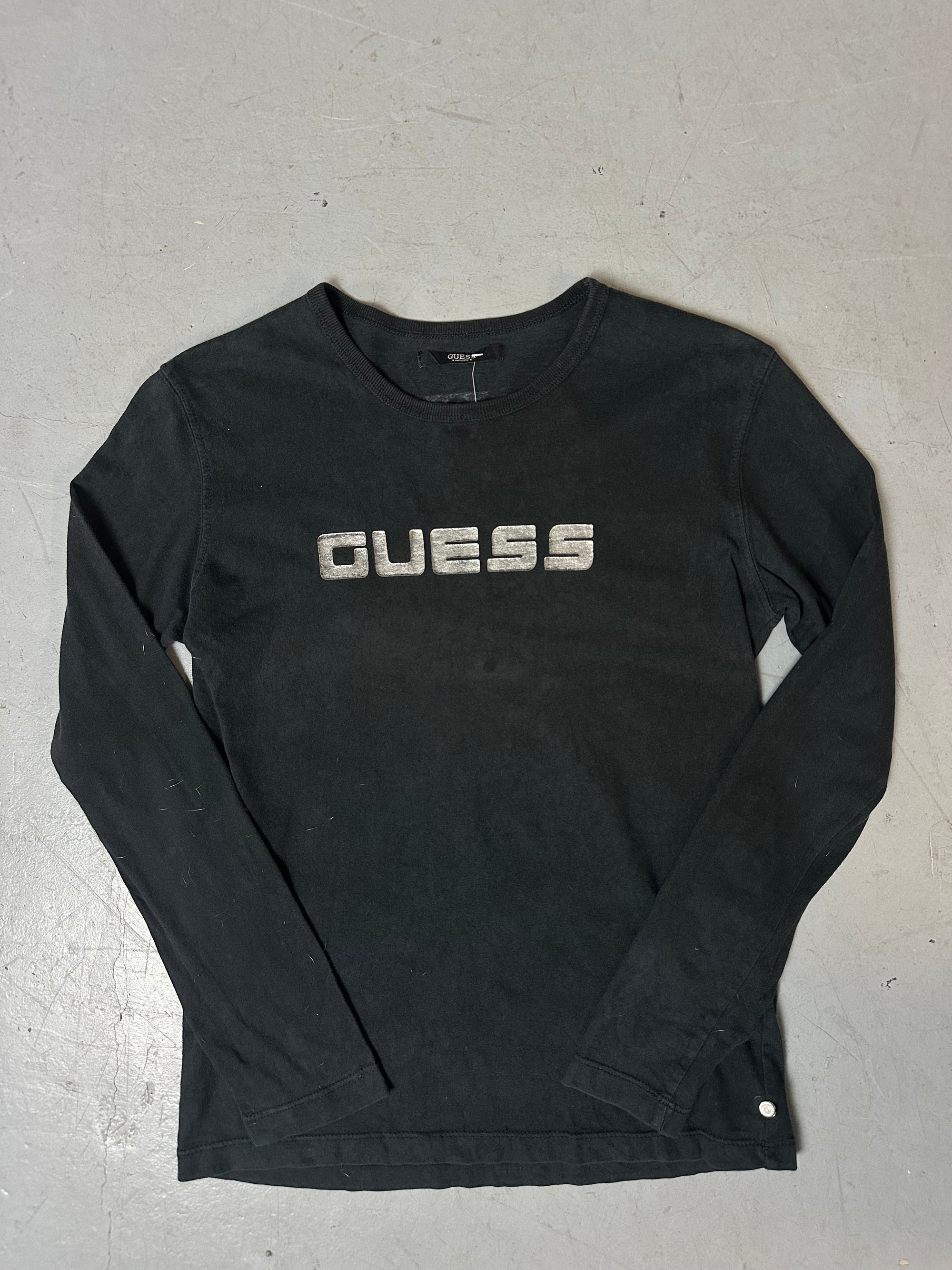 Ein schwarzes slim fit Longsleeve von guess mit guess Schriftzug auf der Brust