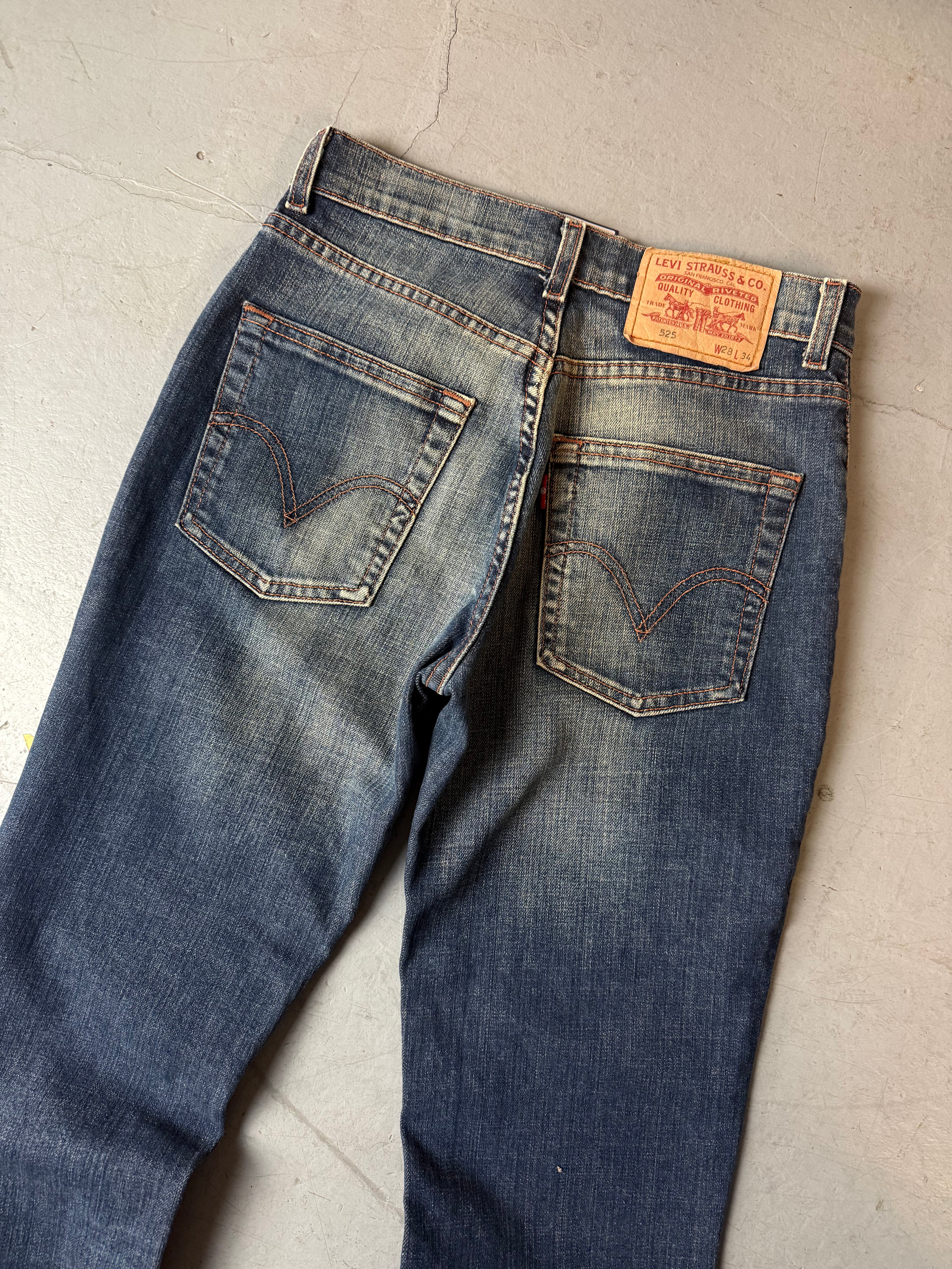 Vintage Levi’s 525 Mid Waist Bootcut Jeans für Damen. Y2K Second Hand 2000s Fashion