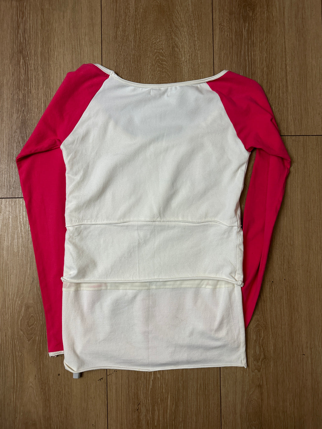 Ein Y2K Longsleeve in pink und weiß mit diversen Prints in L