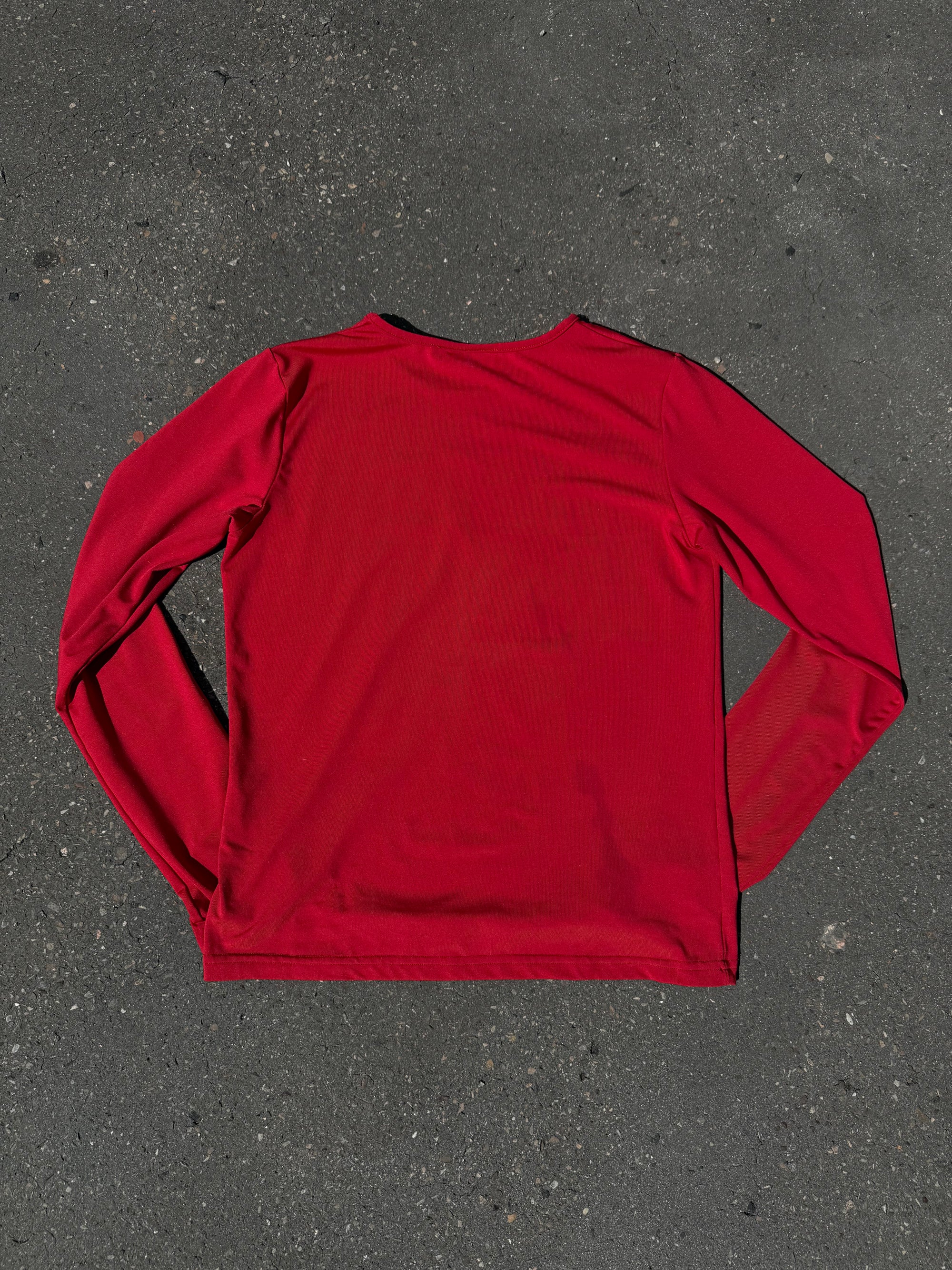 Ein rotes longsleeve mit einem Stern in der Mitte 