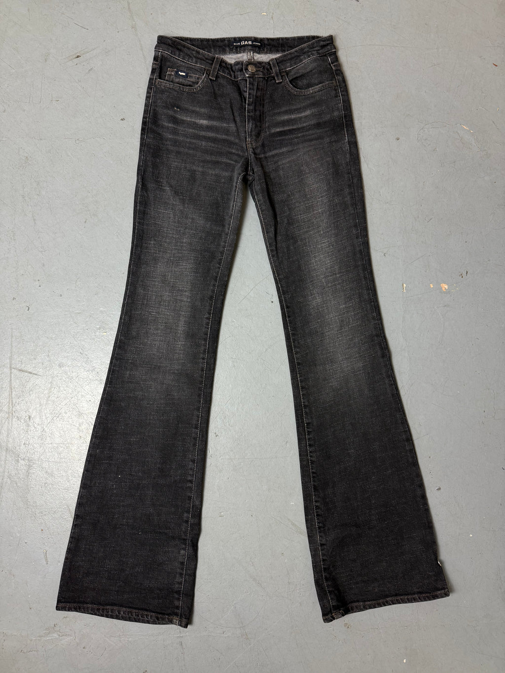 Vintage GAS Black Bootcut High Waist Denim auf grauem Boden