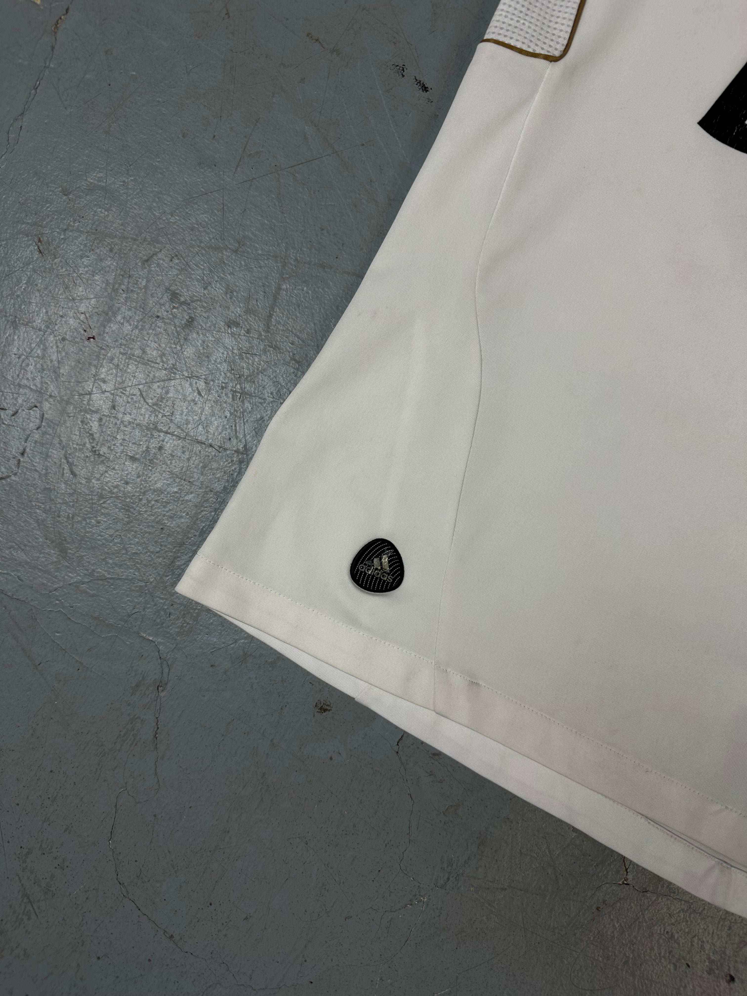 Ein Real Madrid Trikot von Adidas in weiß Gold mit Ronaldo auf dem Rücken in XS