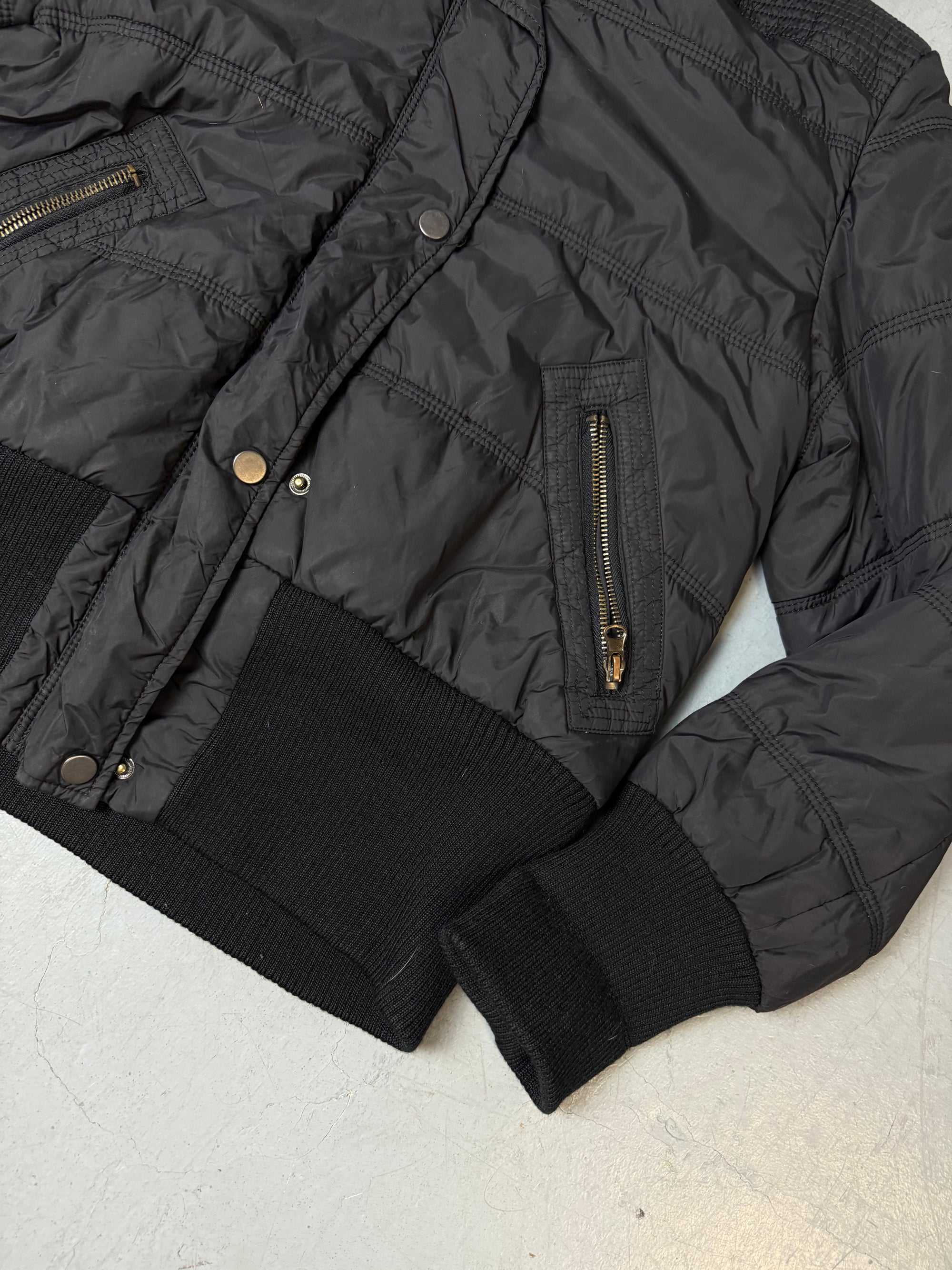 Eine schwarze cropped Puffer Jacke im Y2K Stil mit faux fur Kaputze 