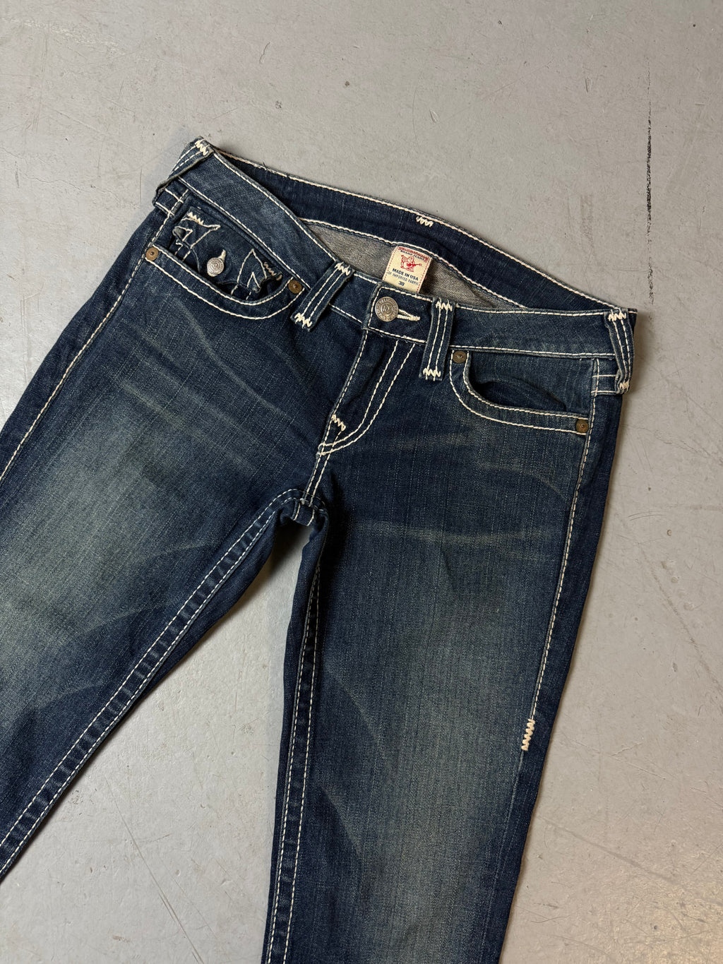 Detailbild von Vintage True Religion Dark Blue Skinny Jeans von Hosenbund