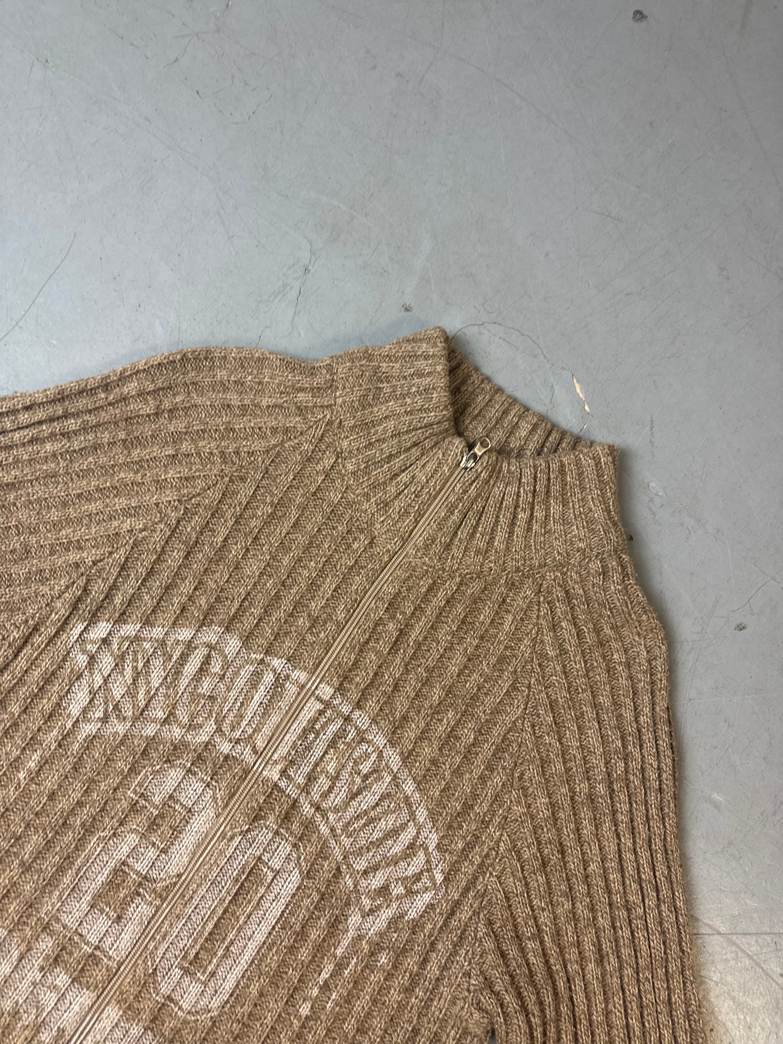 Ein brauner Strick zipper mit verwaschenem Print auf der Brust 