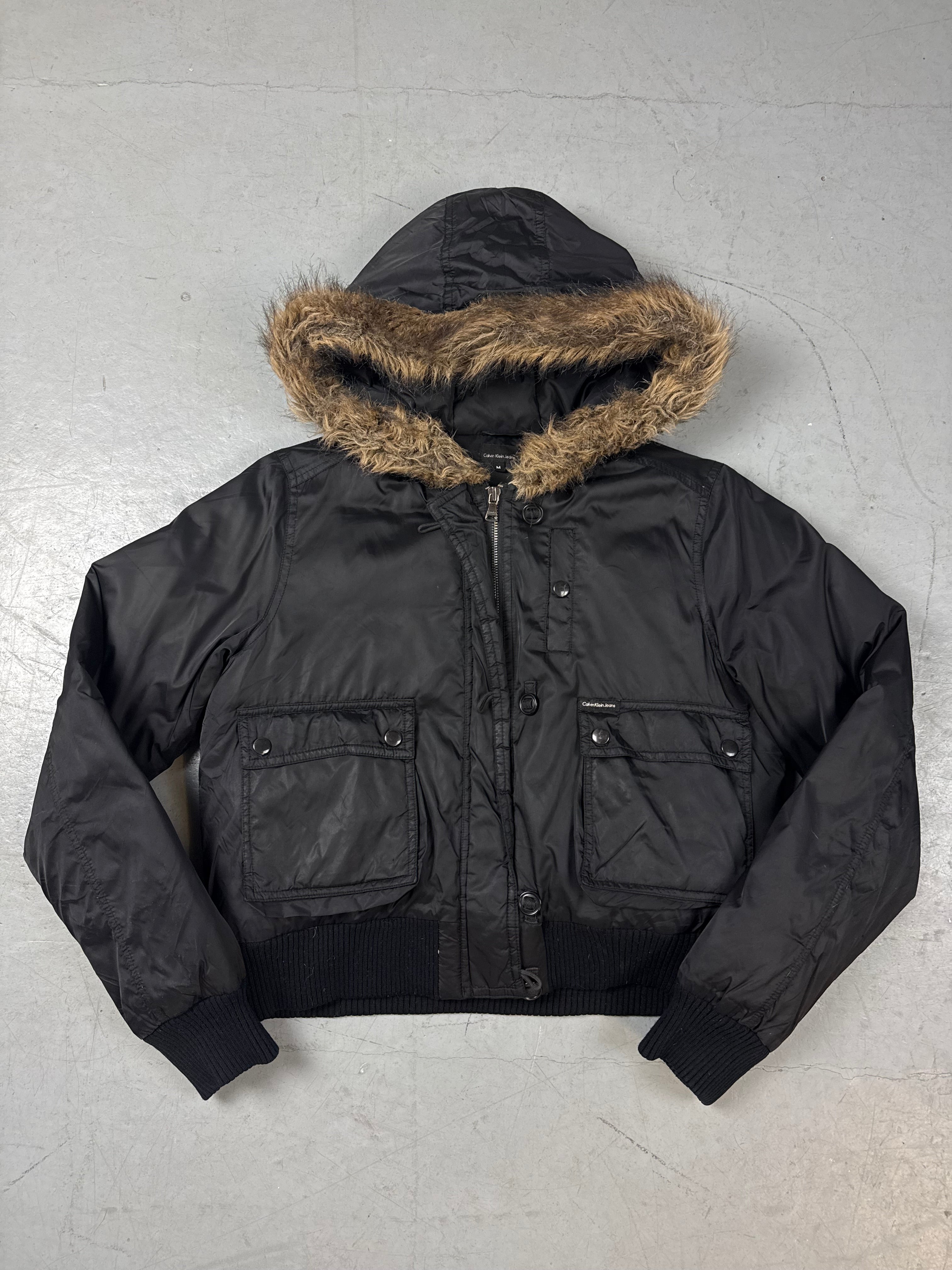 Schwarze vintage Calvin Klein Winterjacke cropped Y2K mit fur hood 