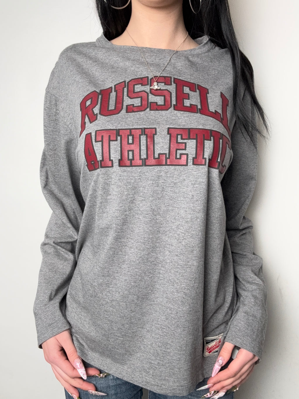 Vintage Russell Athletic Grey Longsleeve Whit a small letter for boys. Y2K Second Hand 2000s Fashion 